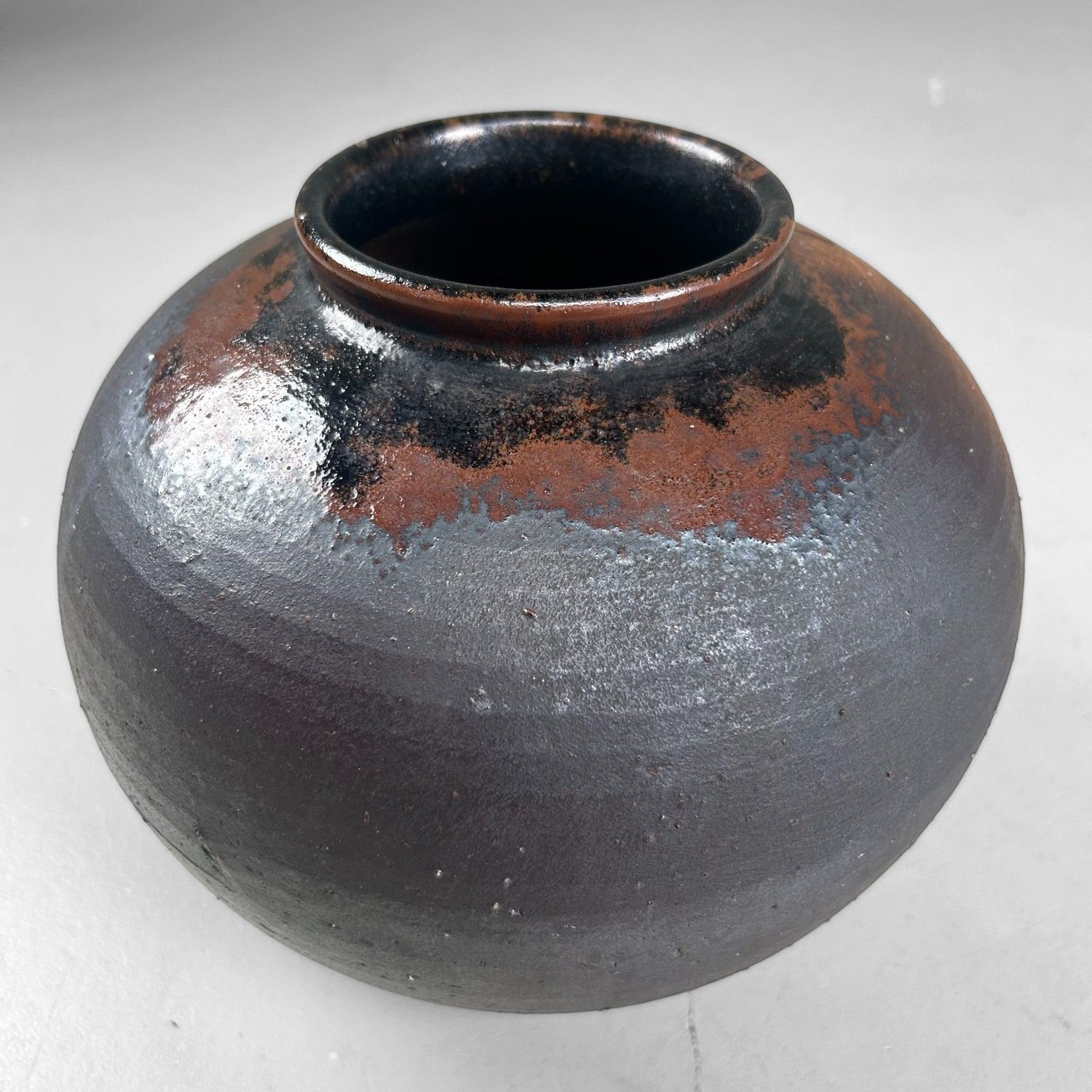 Japanse Shigaraki Ikebana Vaas met Ingesneden Bloemmotief, 1970s