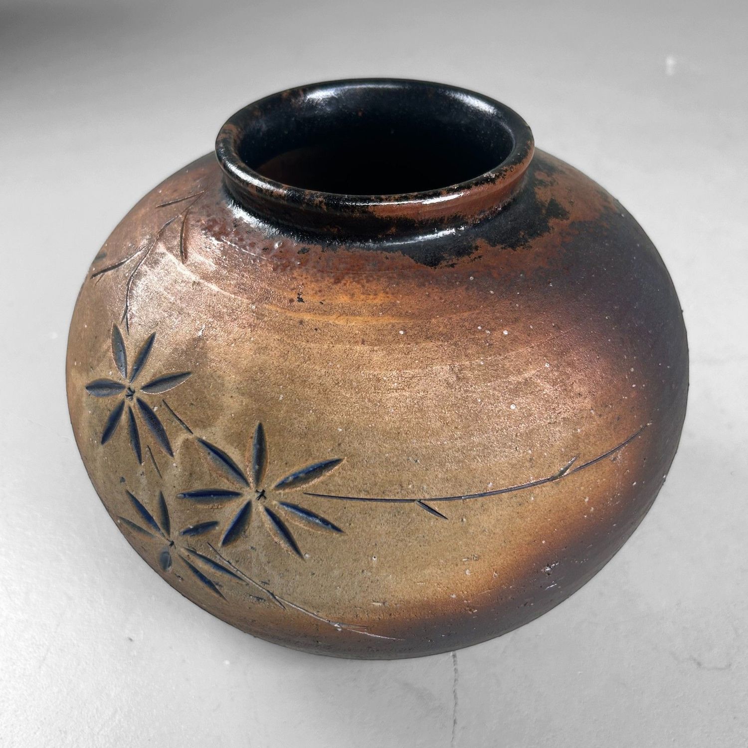 Japanse Shigaraki Ikebana Vaas met Ingesneden Bloemmotief, 1970s