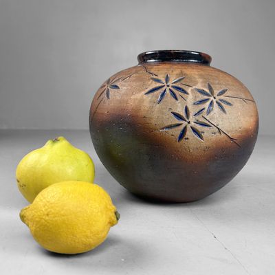 Japanse Shigaraki Ikebana Vaas met Ingesneden Bloemmotief, 1970s