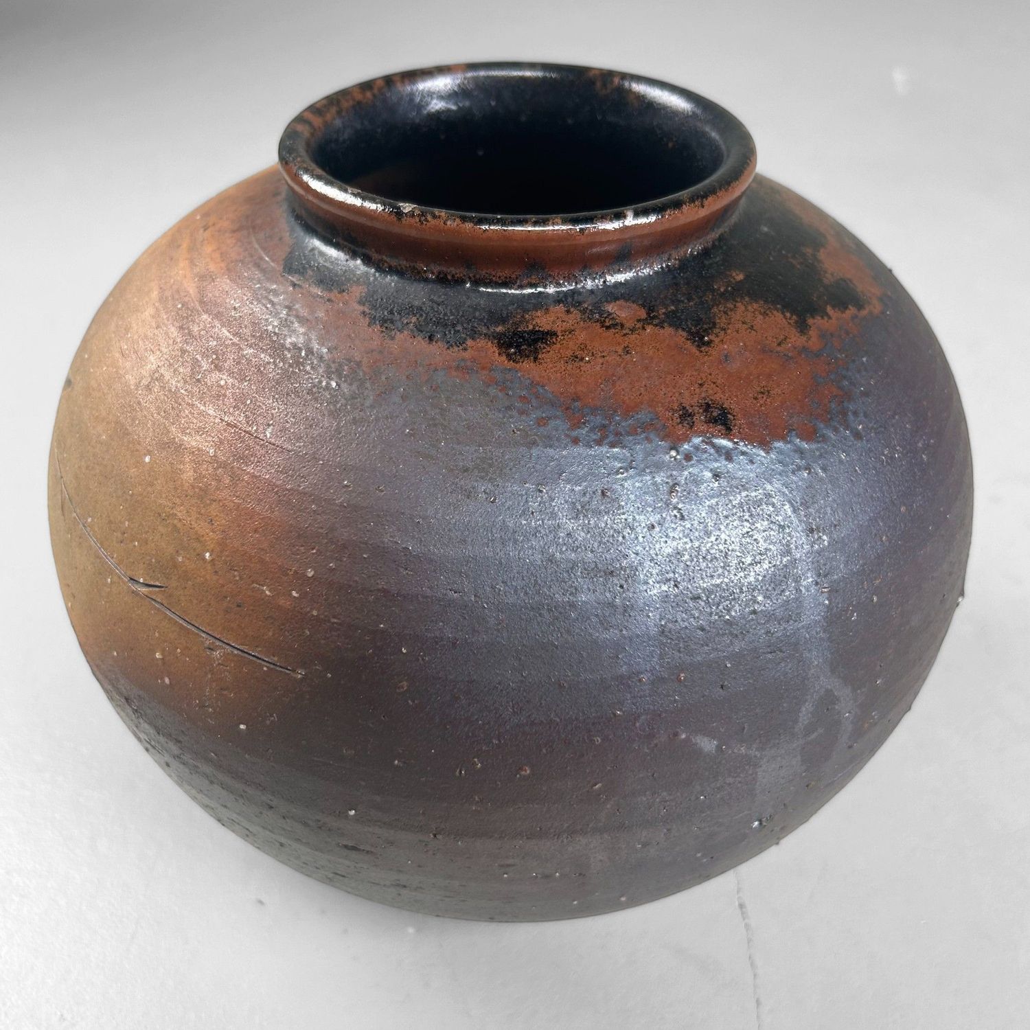Japanse Shigaraki Ikebana Vaas met Ingesneden Bloemmotief, 1970s