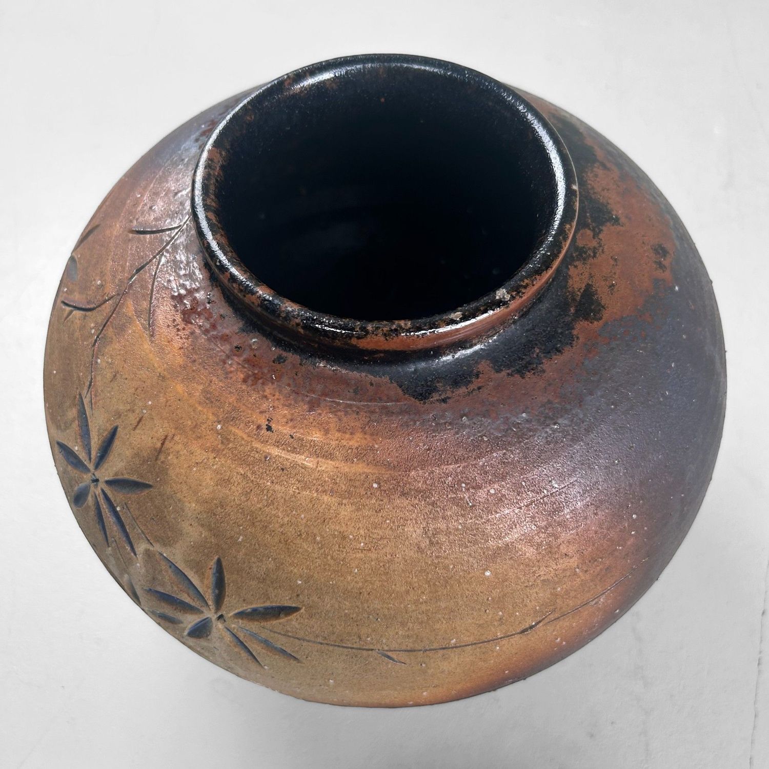 Japanse Shigaraki Ikebana Vaas met Ingesneden Bloemmotief, 1970s