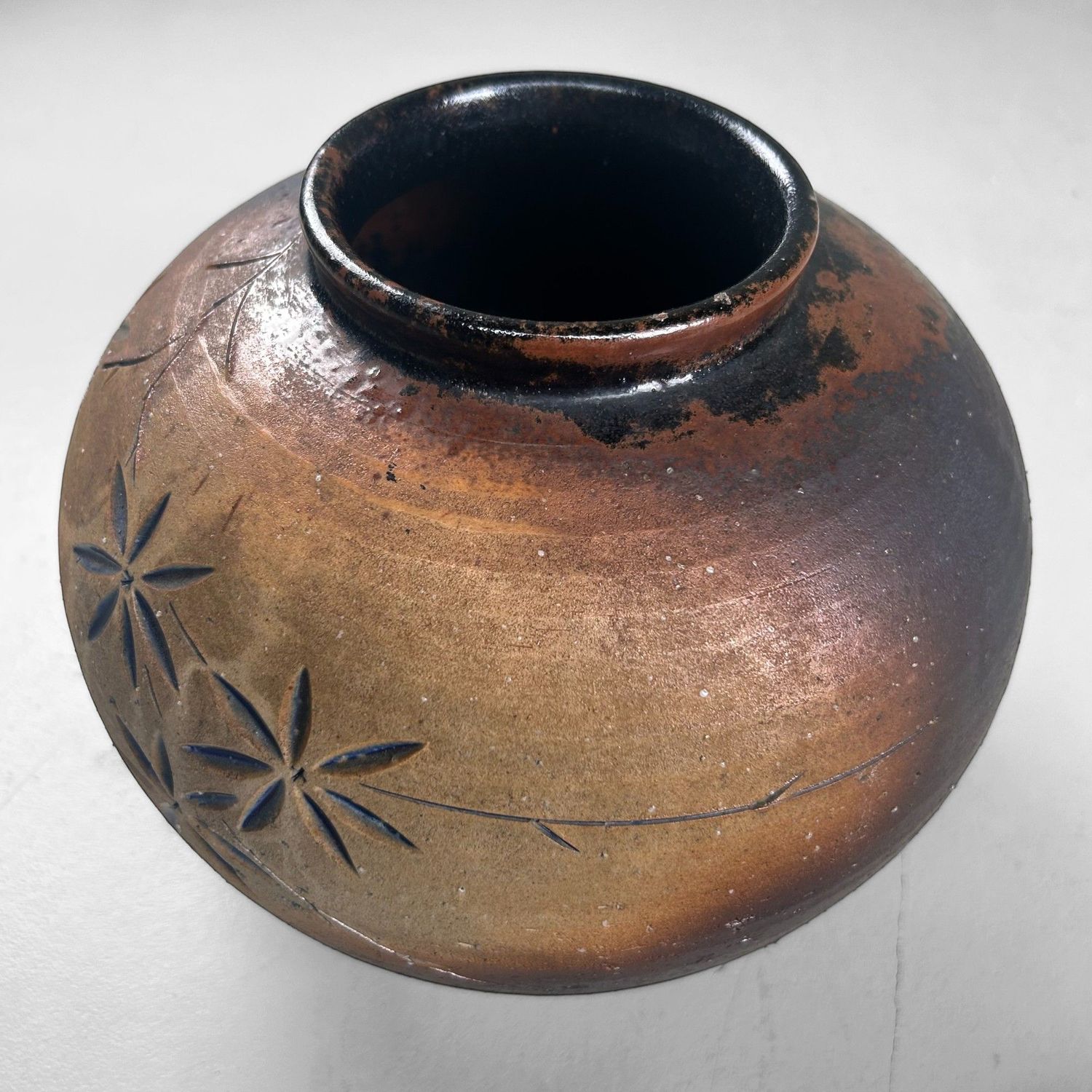Japanse Shigaraki Ikebana Vaas met Ingesneden Bloemmotief, 1970s