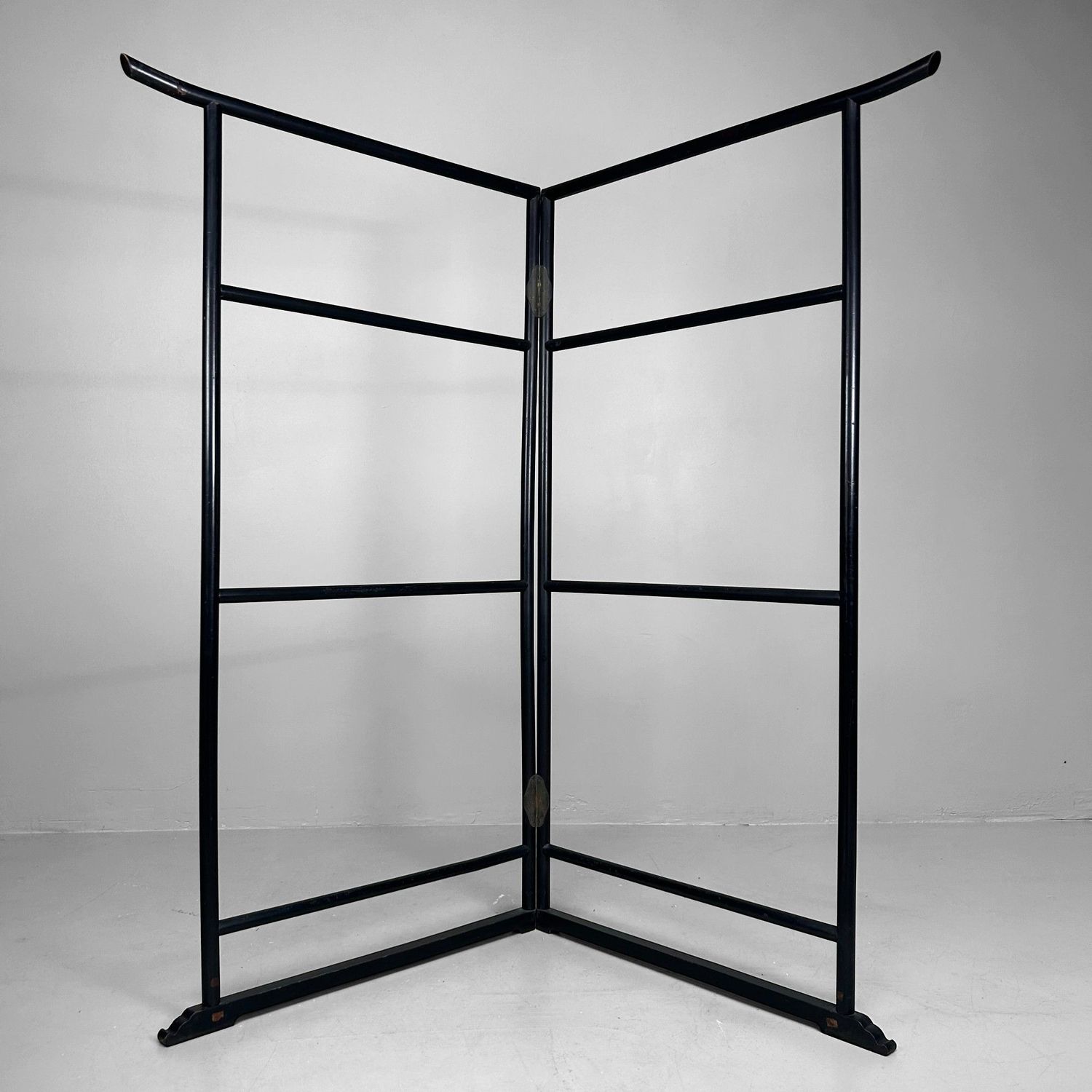 Antieke Japanse Kimono-Hanger – Minimalistisch Zwart Lakwerk, 1920s
