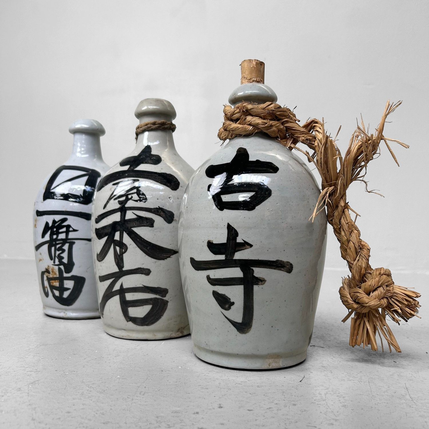 Set van 3 Japanse Sake-Kruiken, Tokkuri – 1930s