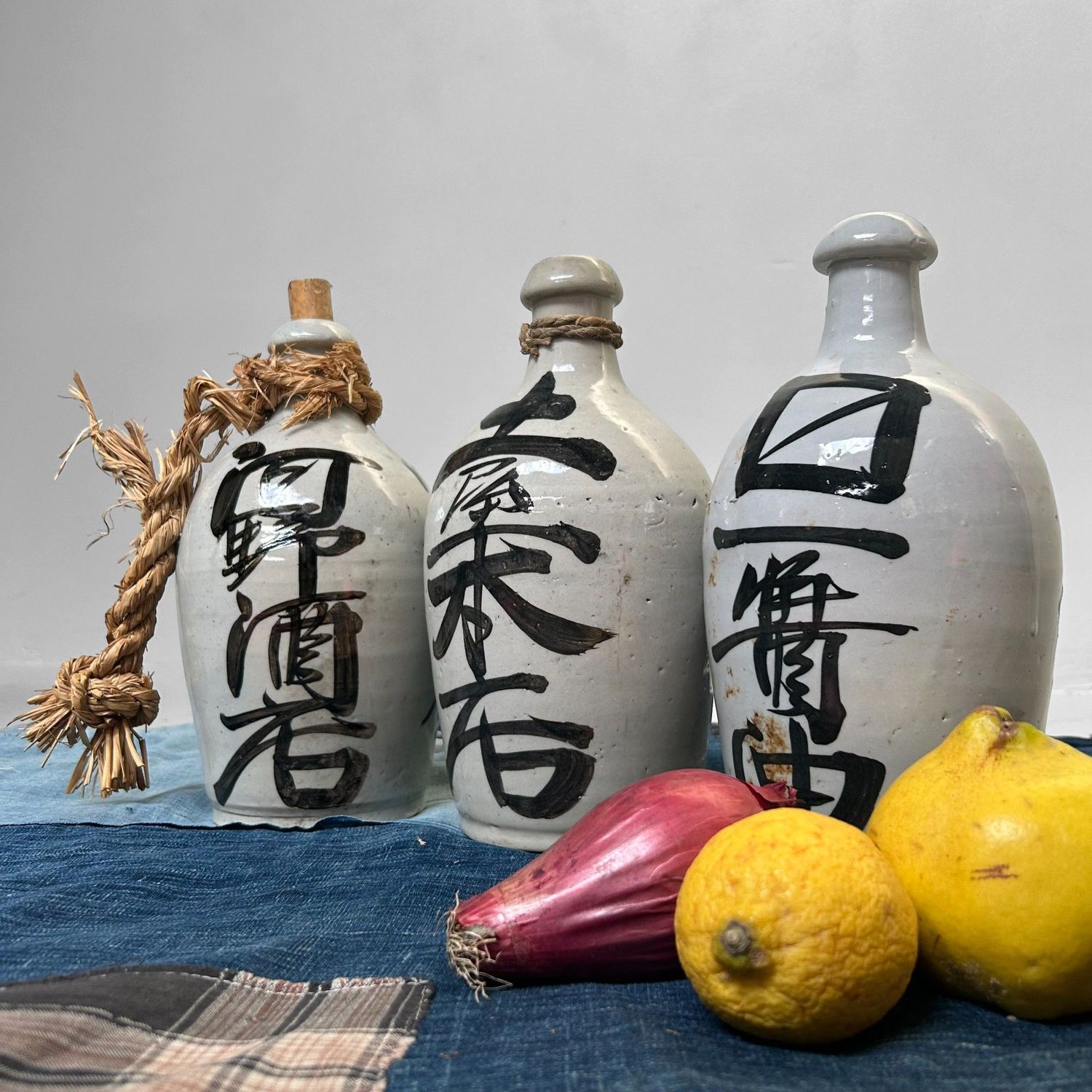 Set van 3 Japanse Sake-Kruiken, Tokkuri – 1930s
