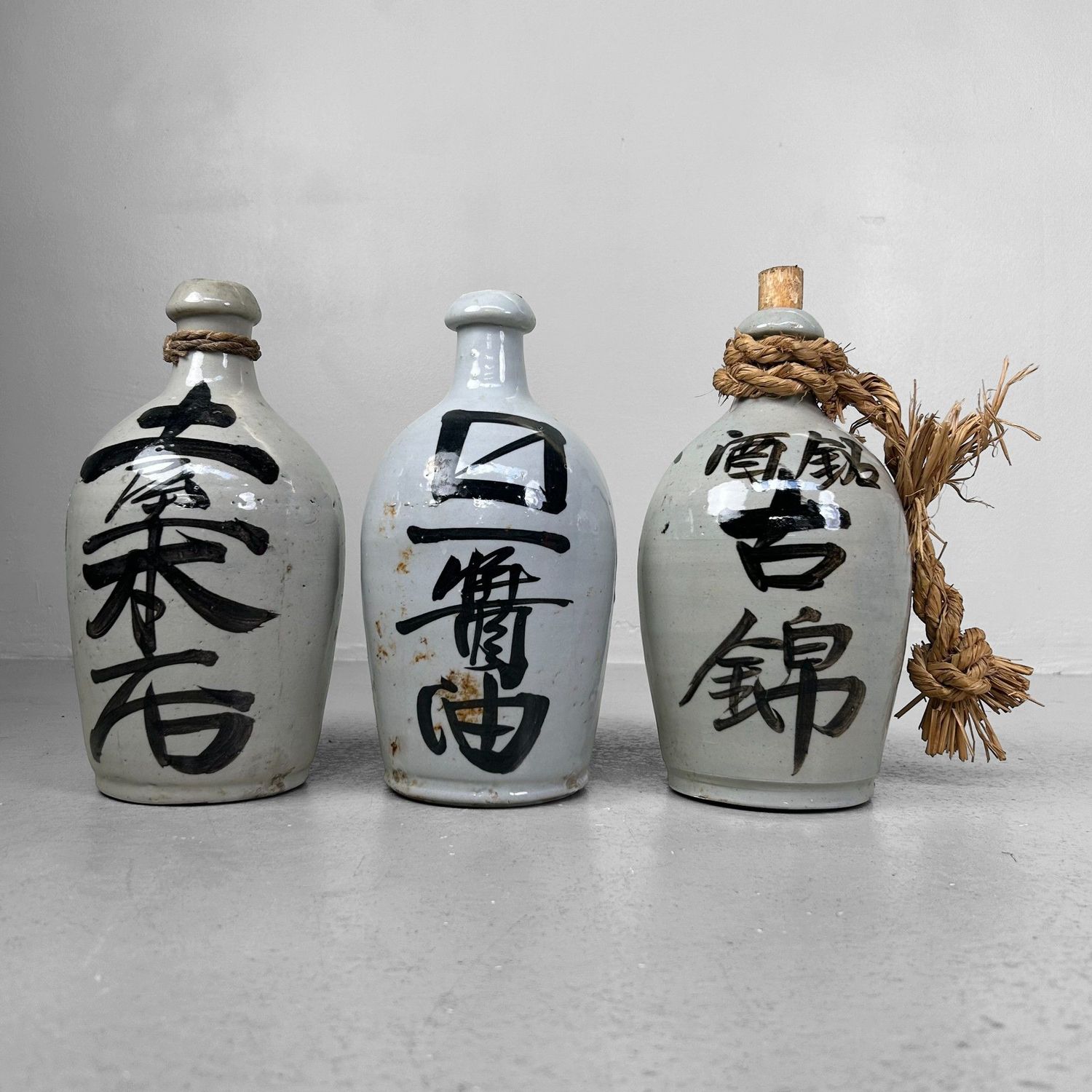 Set van 3 Japanse Sake-Kruiken, Tokkuri – 1930s