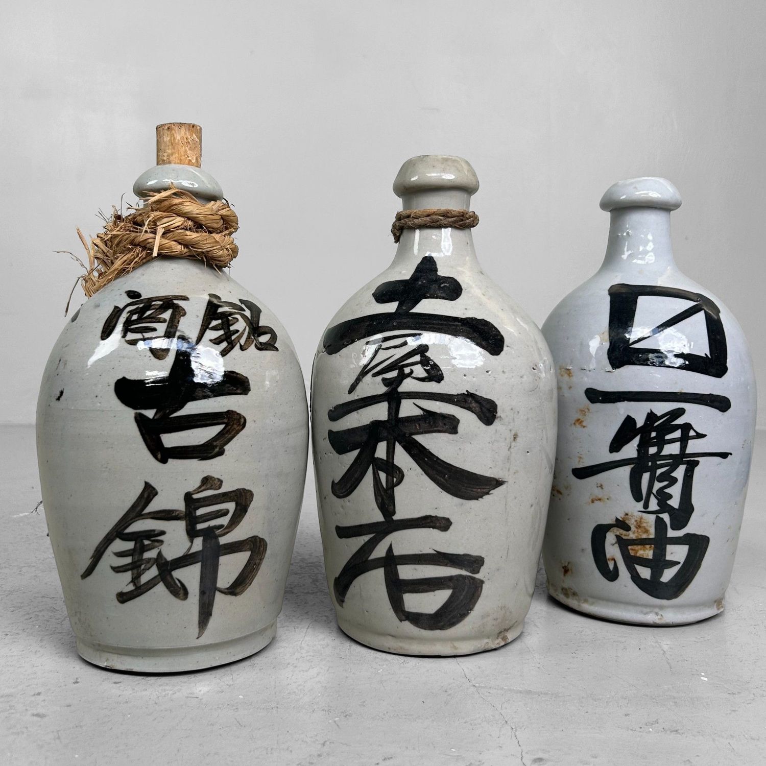 Set van 3 Japanse Sake-Kruiken, Tokkuri – 1930s