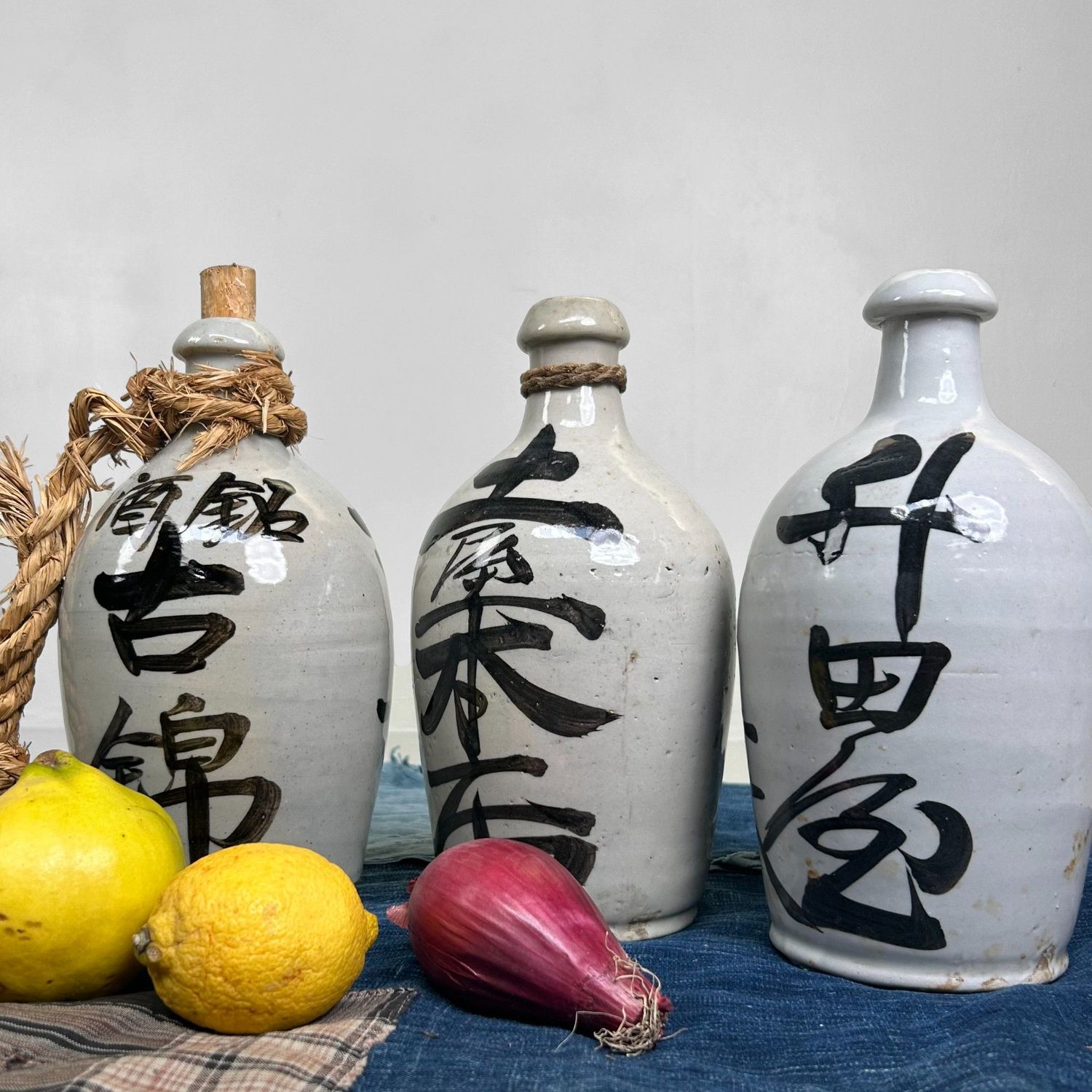 Set van 3 Japanse Sake-Kruiken, Tokkuri – 1930s