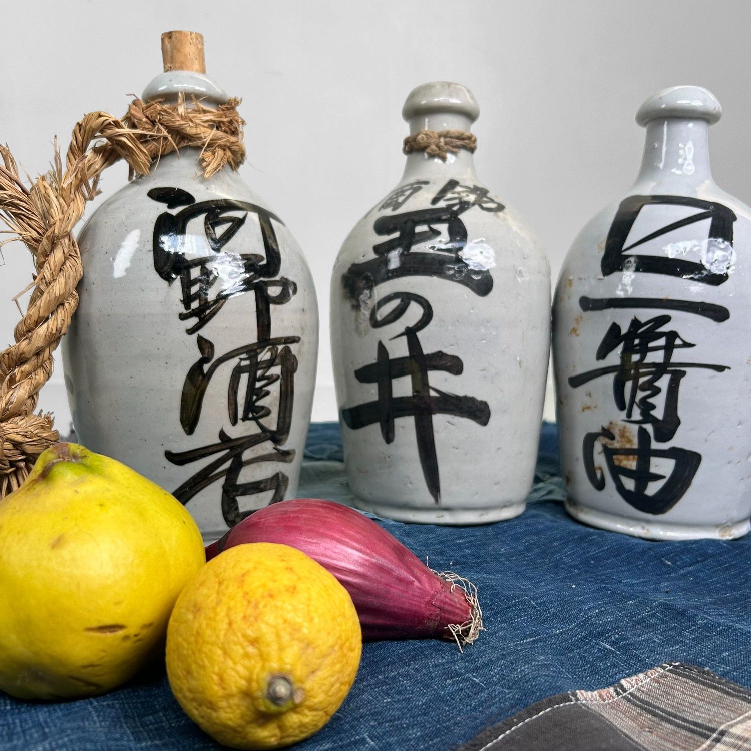 Set van 3 Japanse Sake-Kruiken, Tokkuri – 1930s