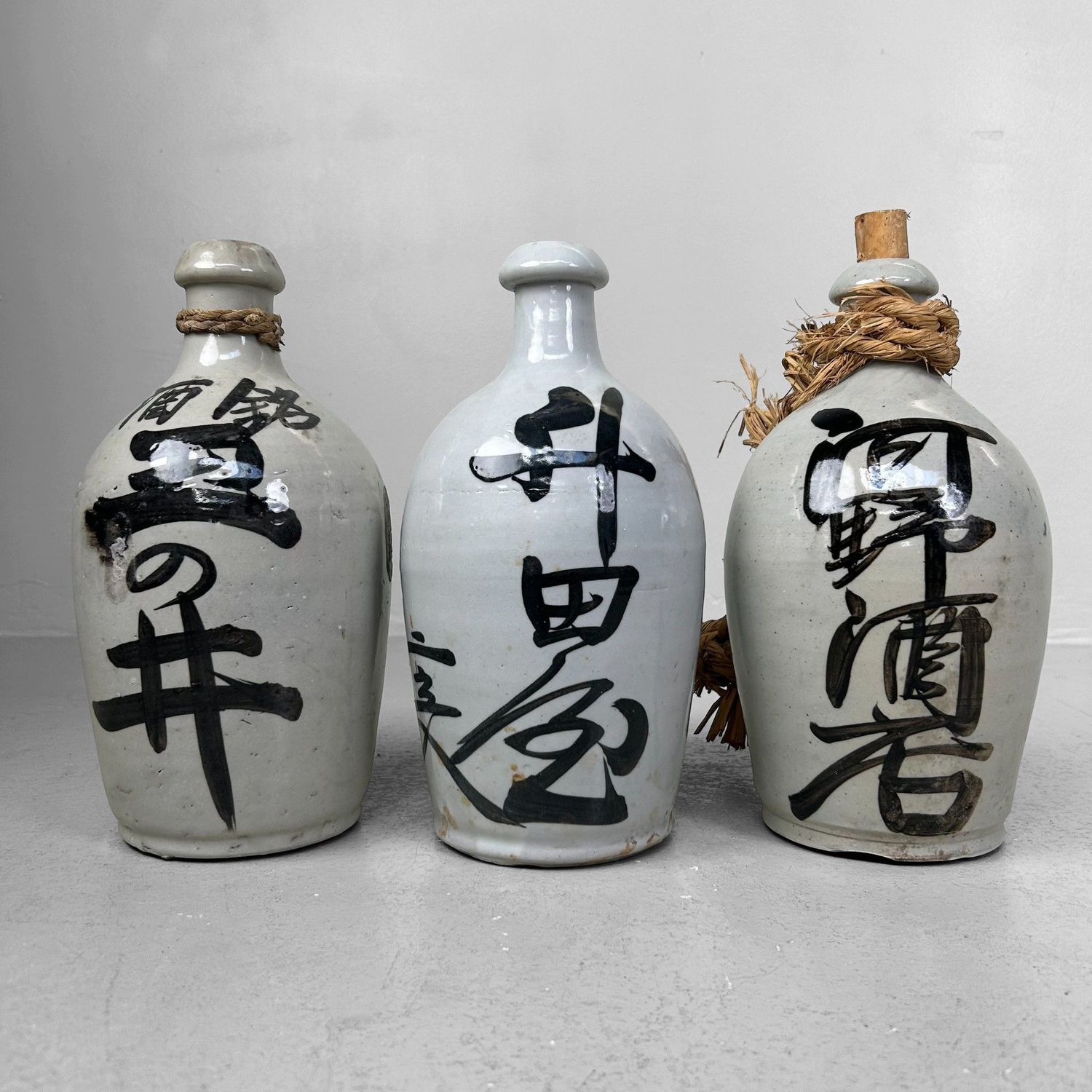 Set van 3 Japanse Sake-Kruiken, Tokkuri – 1930s