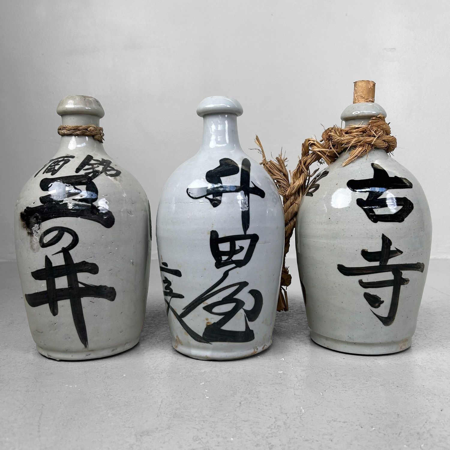Set van 3 Japanse Sake-Kruiken, Tokkuri – 1930s