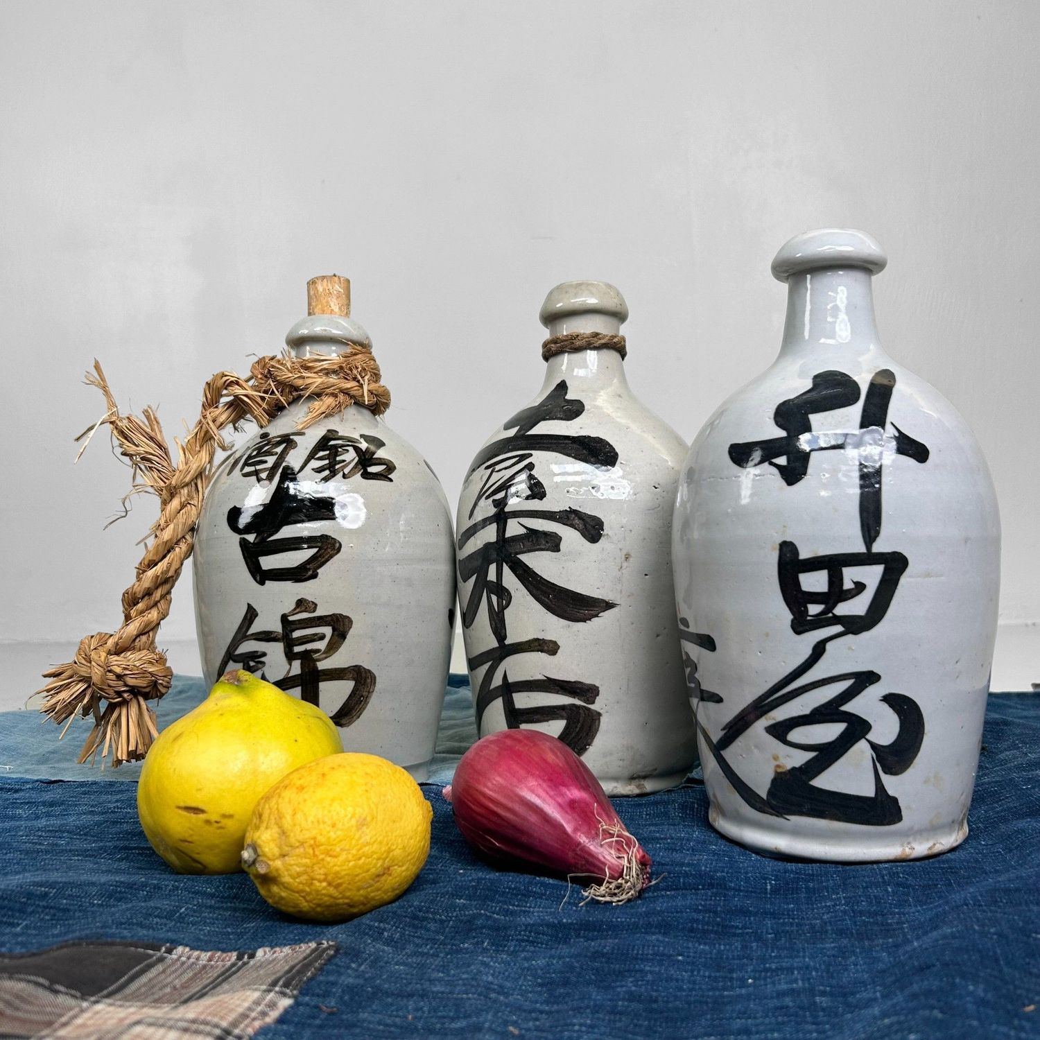 Set van 3 Japanse Sake-Kruiken, Tokkuri – 1930s
