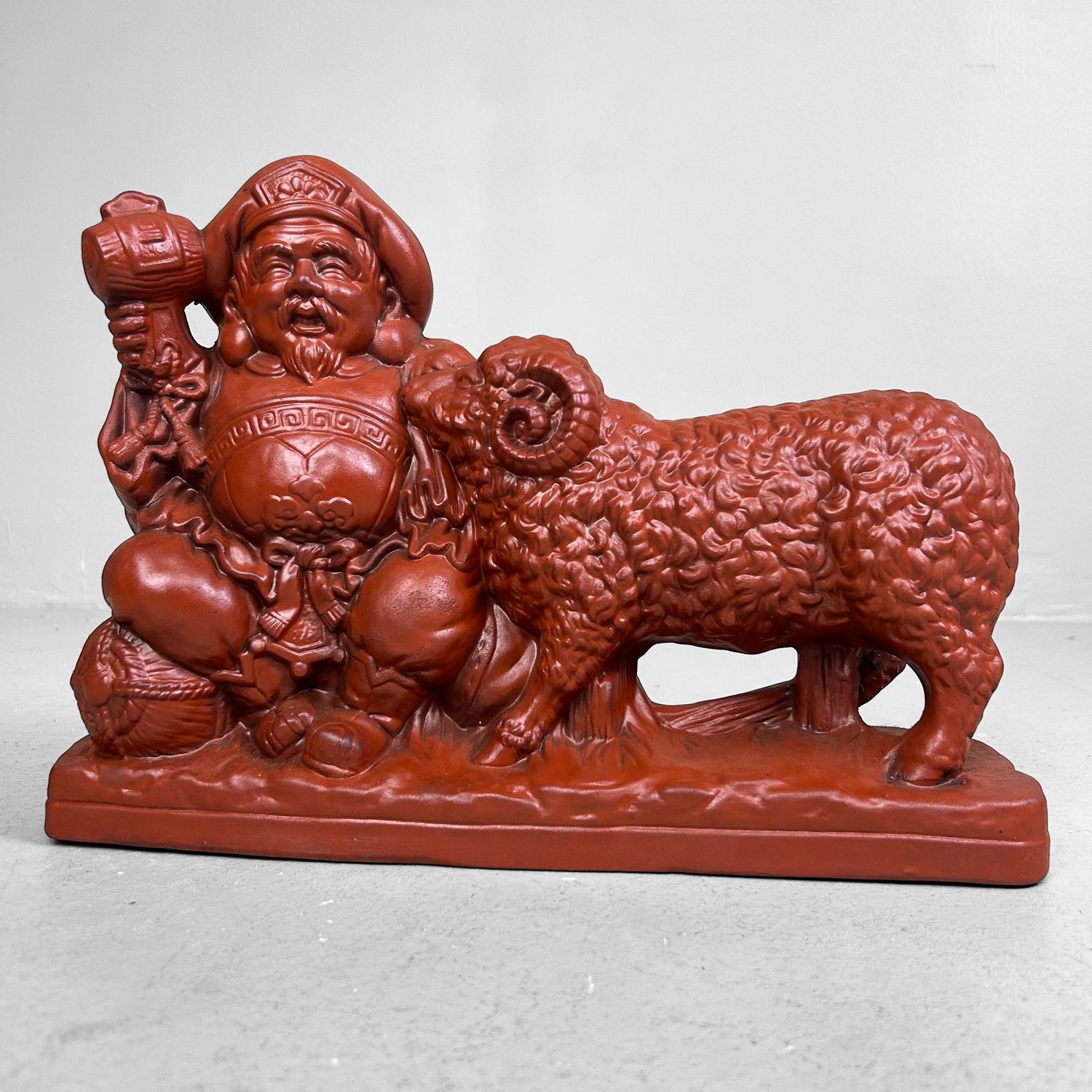 Japans Terracotta Beeld ‘Daikokuten & Ram’ – Tokoname, jaren 1970