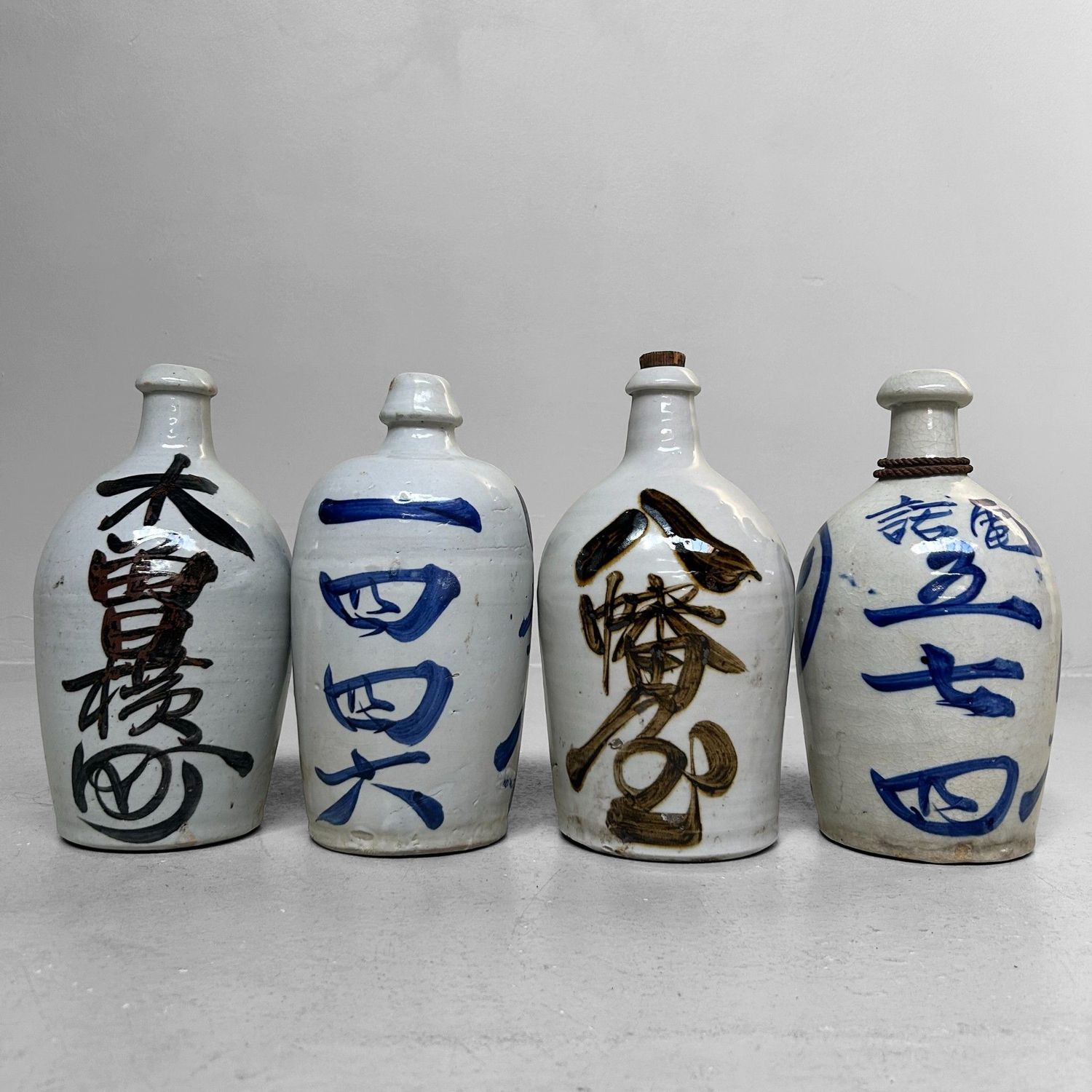Set van vier Japanse Sake-kruiken (徳利 Tokkuri), ca. 1920–1940
