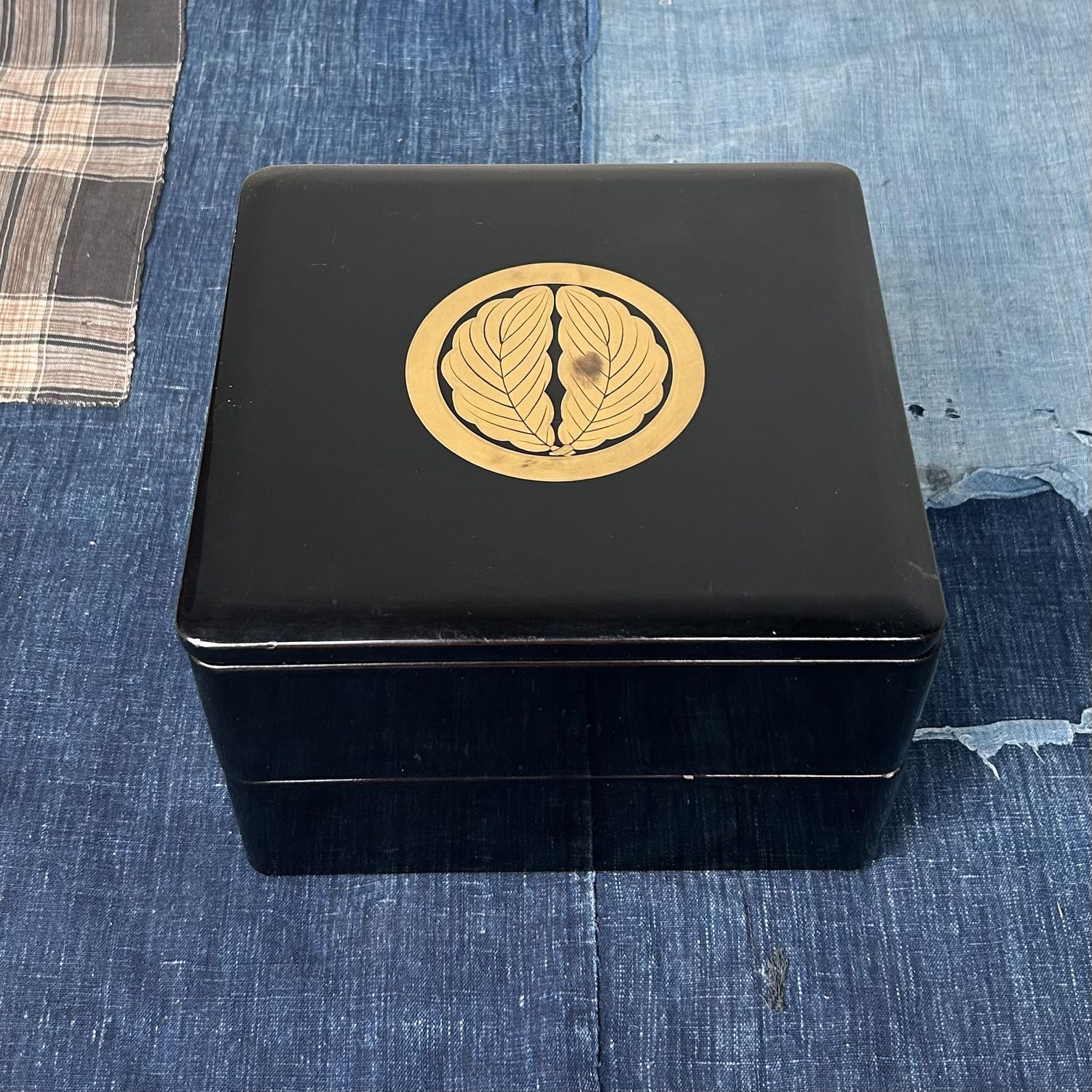 Houten Lakwerk Jubako Stapeldoos met Kamon, Japan, 1950s Houten Lakwerk Jubako Stapeldoos met Kamon, Japan, 1950s