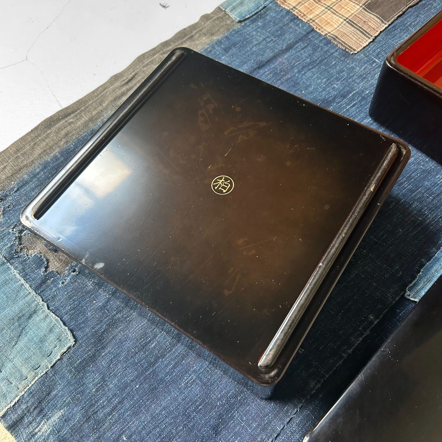 Houten Lakwerk Jubako Stapeldoos met Kamon, Japan, 1950s Houten Lakwerk Jubako Stapeldoos met Kamon, Japan, 1950s