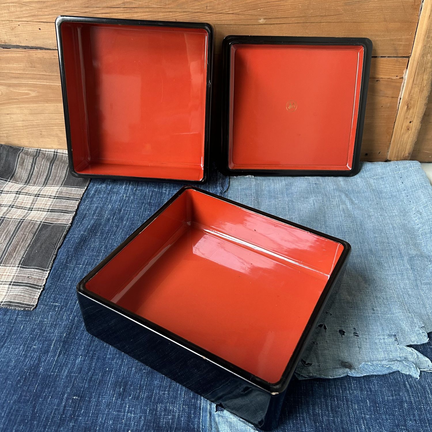 Houten Lakwerk Jubako Stapeldoos met Kamon, Japan, 1950s Houten Lakwerk Jubako Stapeldoos met Kamon, Japan, 1950s