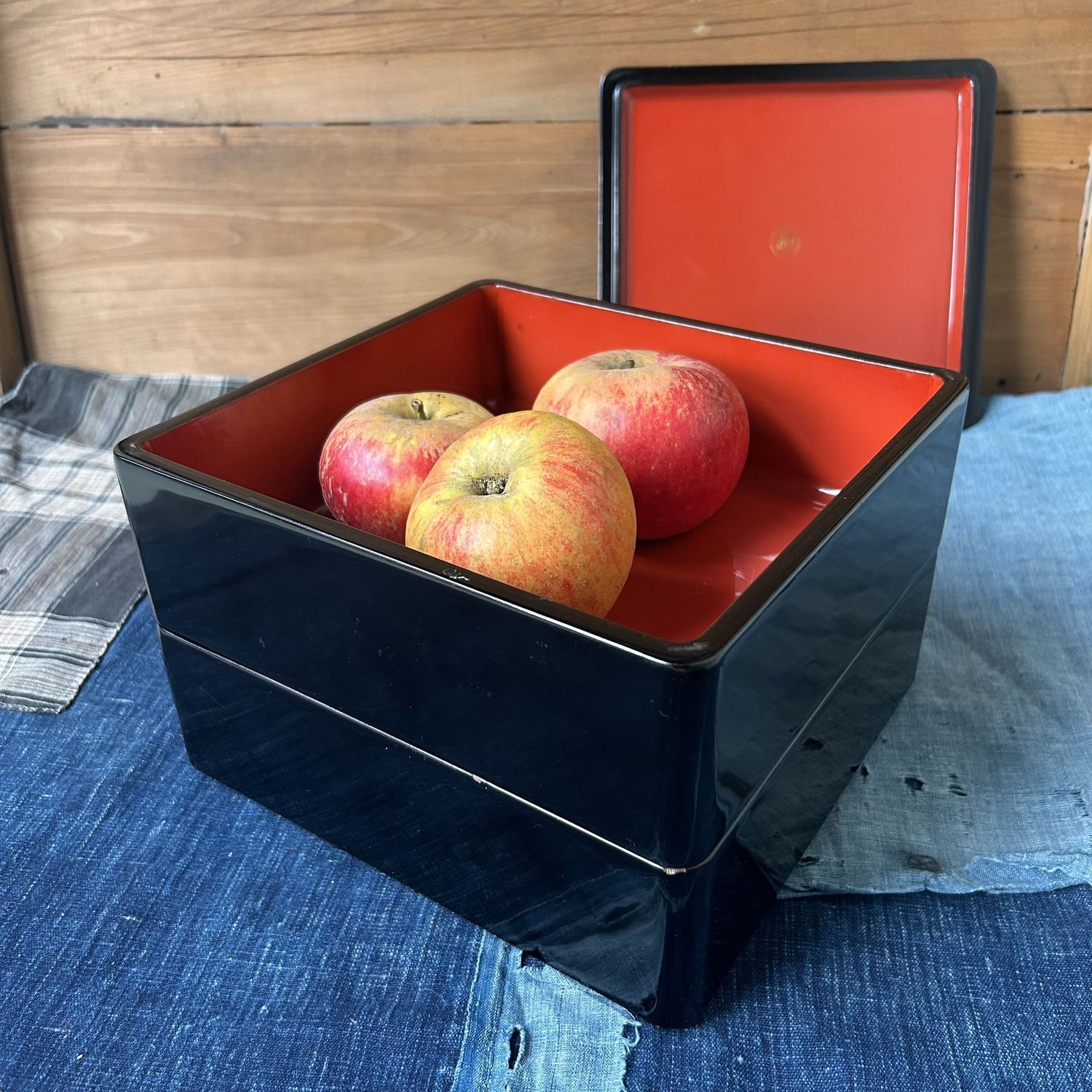 Houten Lakwerk Jubako Stapeldoos met Kamon, Japan, 1950s Houten Lakwerk Jubako Stapeldoos met Kamon, Japan, 1950s