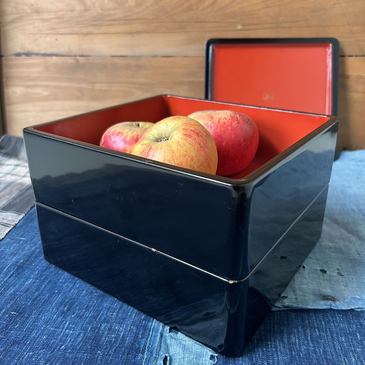 Houten Lakwerk Jubako Stapeldoos met Kamon, Japan, 1950s Houten Lakwerk Jubako Stapeldoos met Kamon, Japan, 1950s