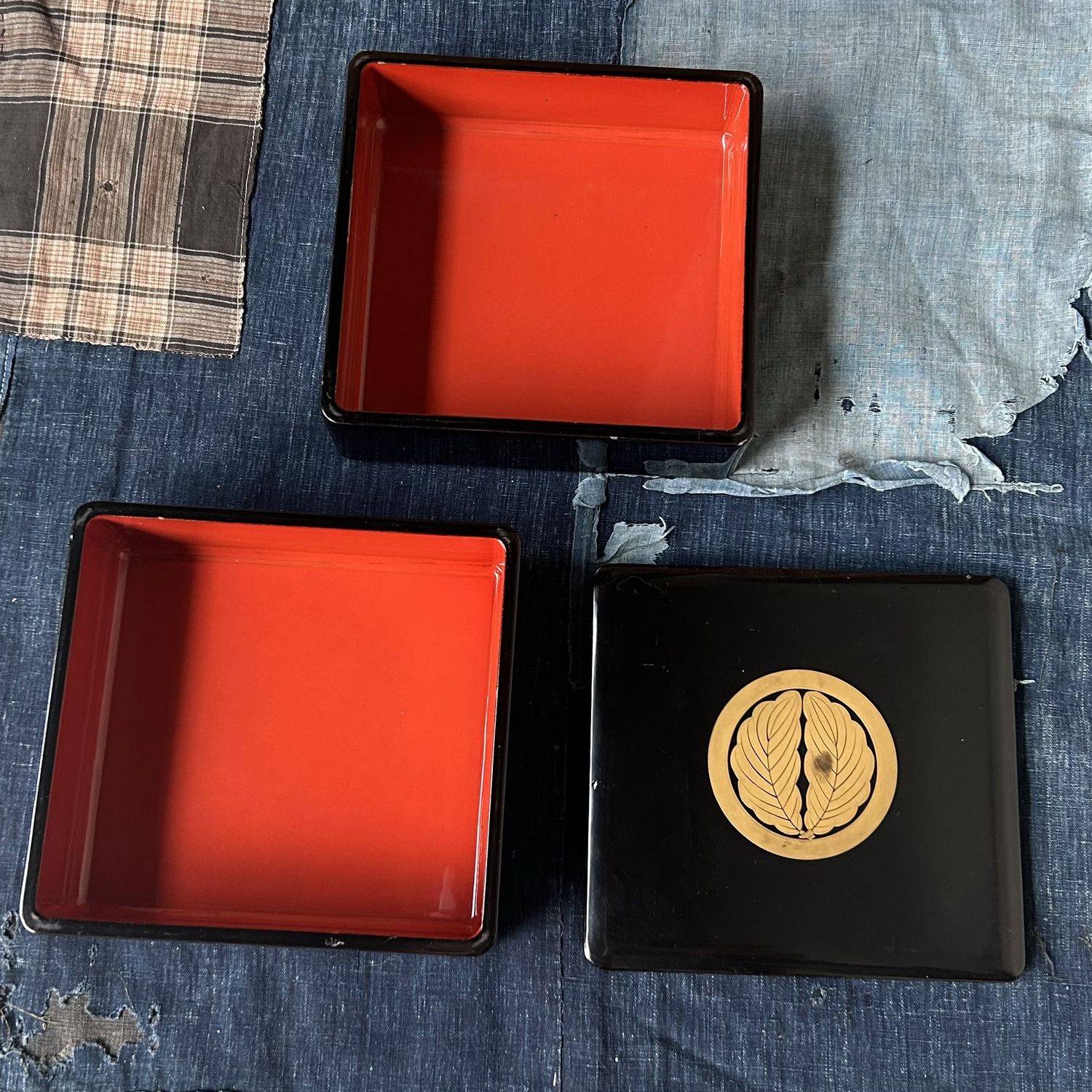 Houten Lakwerk Jubako Stapeldoos met Kamon, Japan, 1950s Houten Lakwerk Jubako Stapeldoos met Kamon, Japan, 1950s