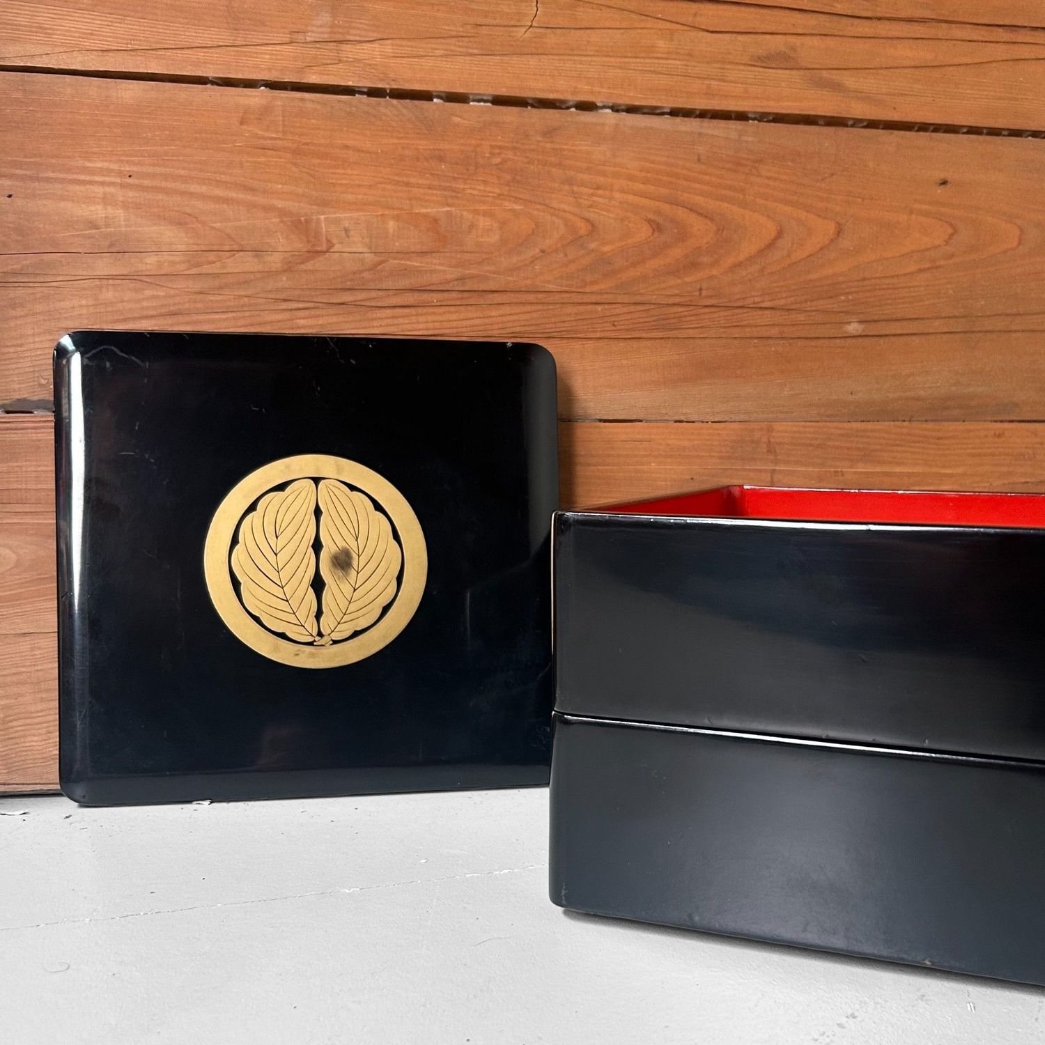 Houten Lakwerk Jubako Stapeldoos met Kamon, Japan, 1950s Houten Lakwerk Jubako Stapeldoos met Kamon, Japan, 1950s