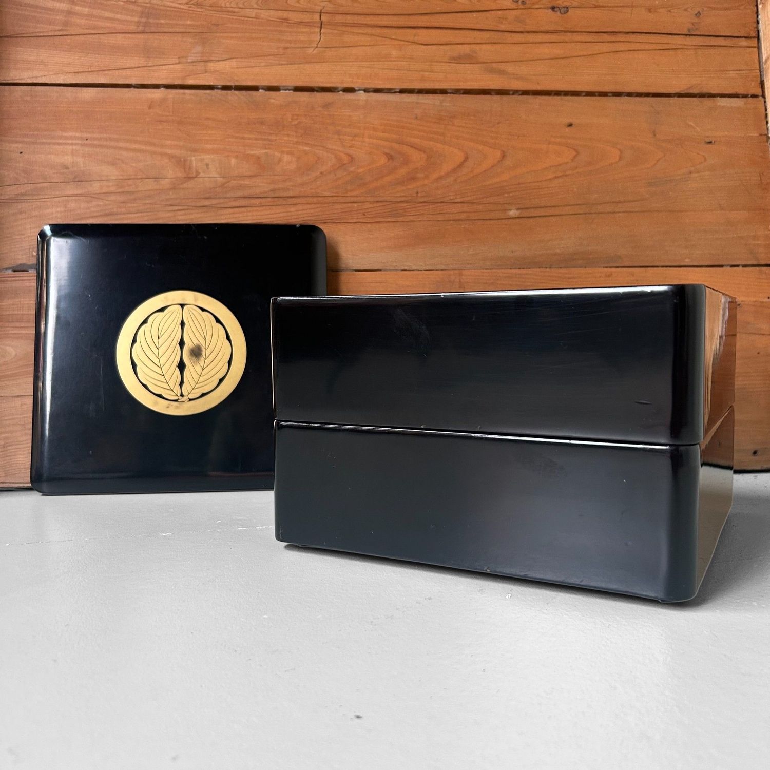 Houten Lakwerk Jubako Stapeldoos met Kamon, Japan, 1950s Houten Lakwerk Jubako Stapeldoos met Kamon, Japan, 1950s