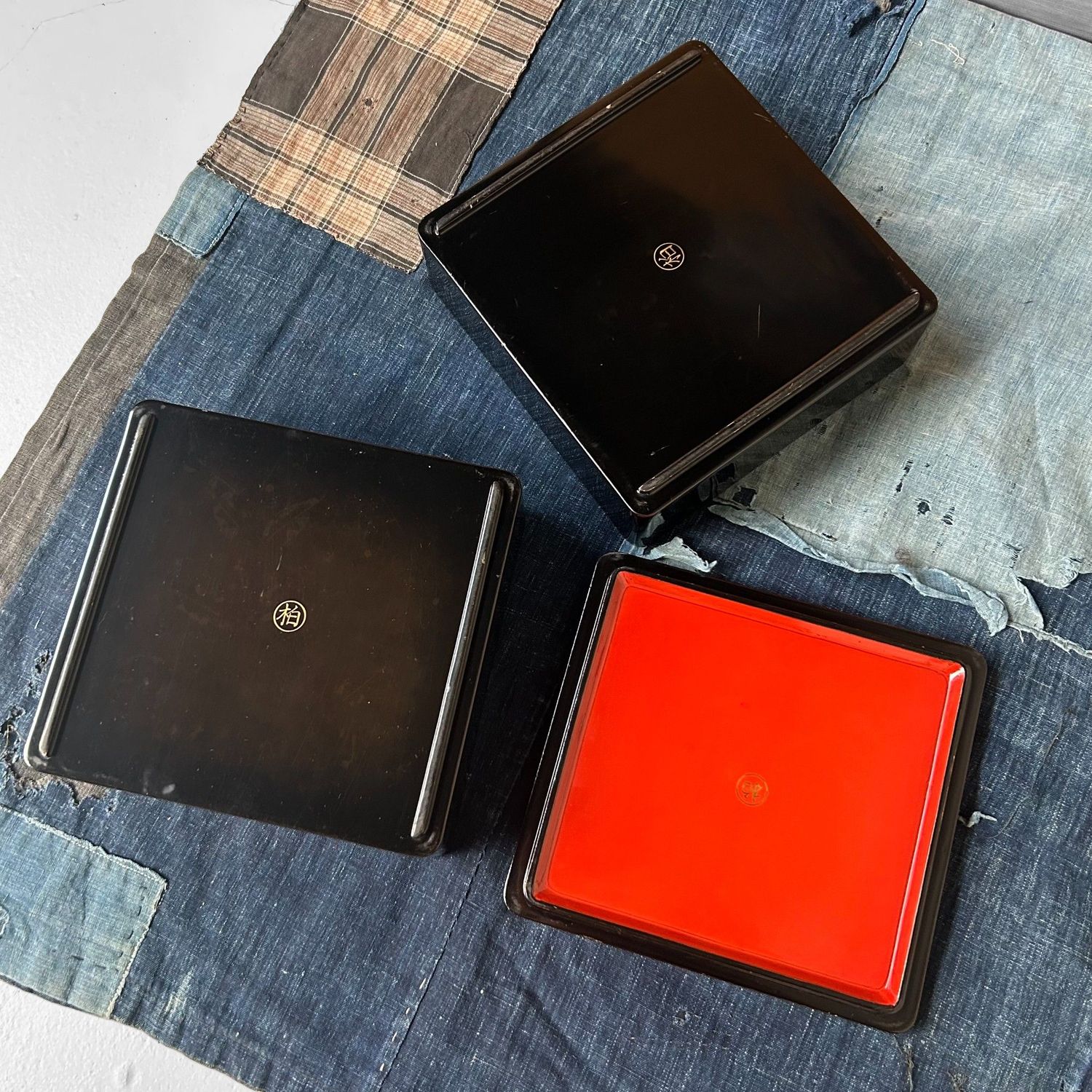 Houten Lakwerk Jubako Stapeldoos met Kamon, Japan, 1950s Houten Lakwerk Jubako Stapeldoos met Kamon, Japan, 1950s