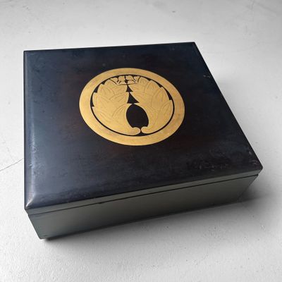 Japanse Lakwerk Doos met Kamon, 1950s Japanse Lakwerk Doos met Kamon, 1950s