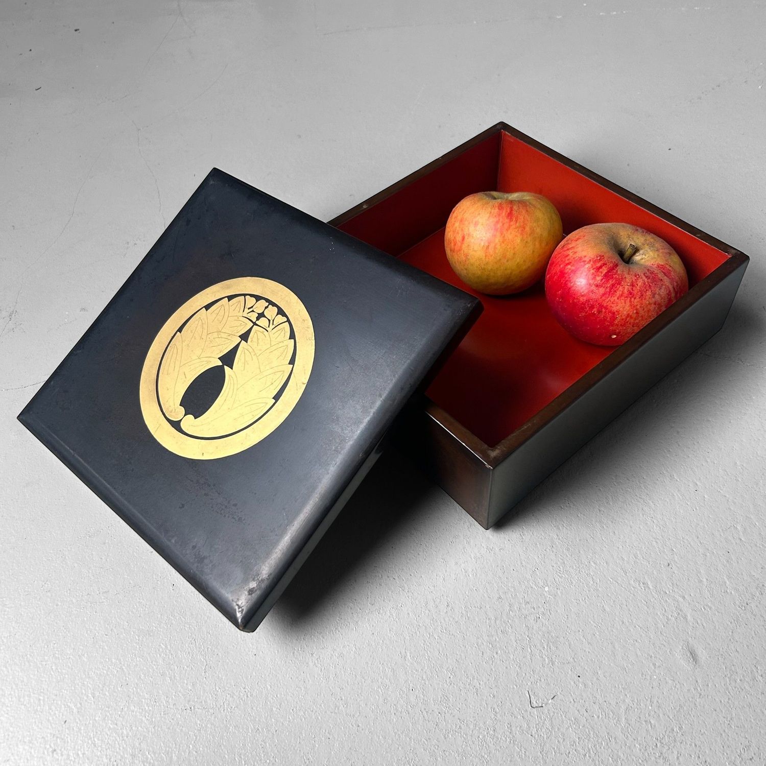 Japanse Lakwerk Doos met Kamon, 1950s