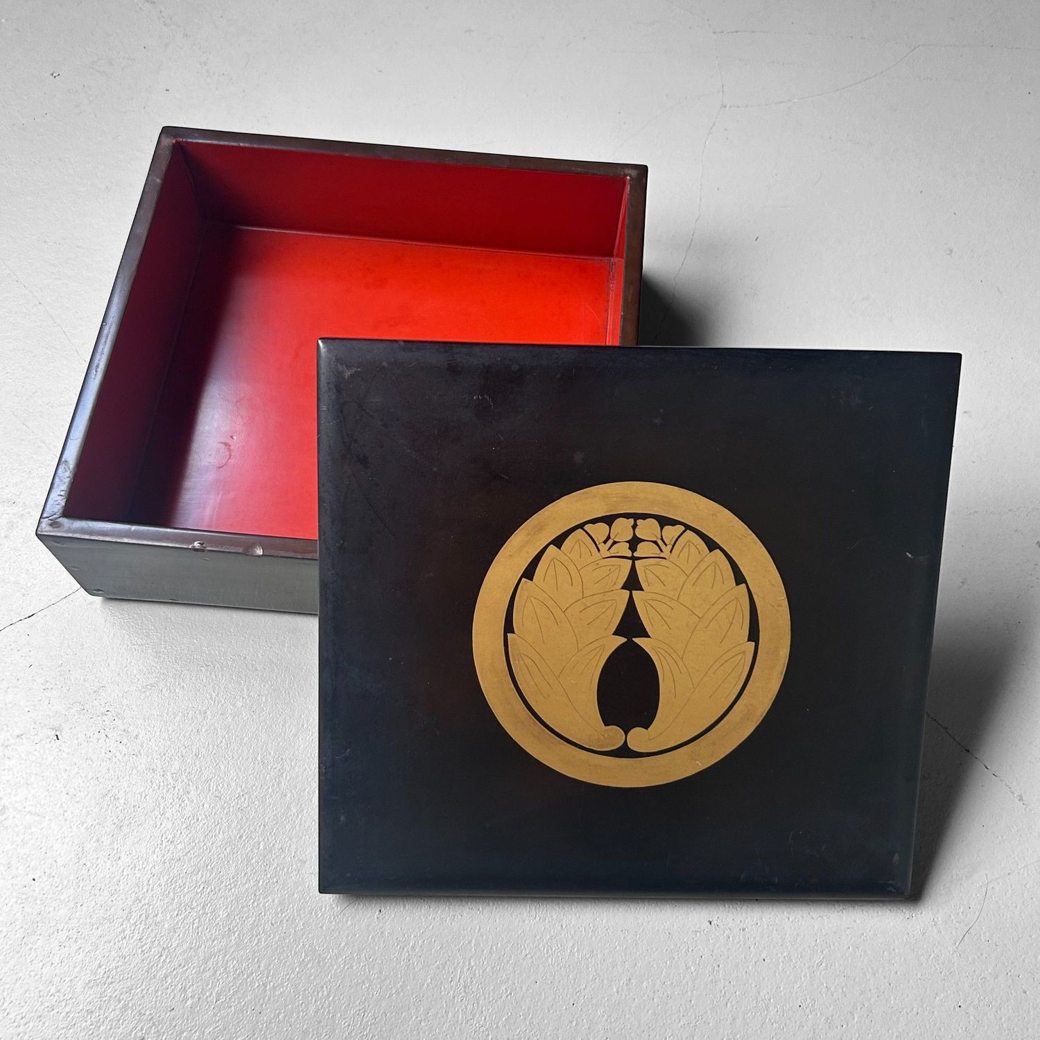 Japanse Lakwerk Doos met Kamon, 1950s