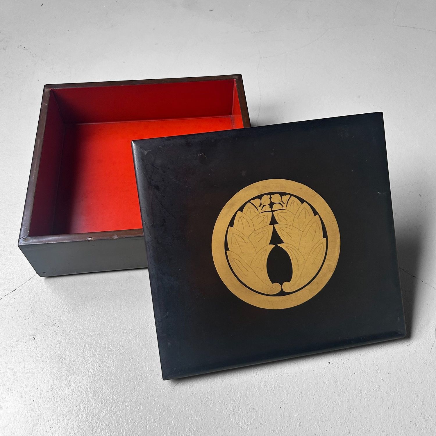 Japanse Lakwerk Doos met Kamon, 1950s