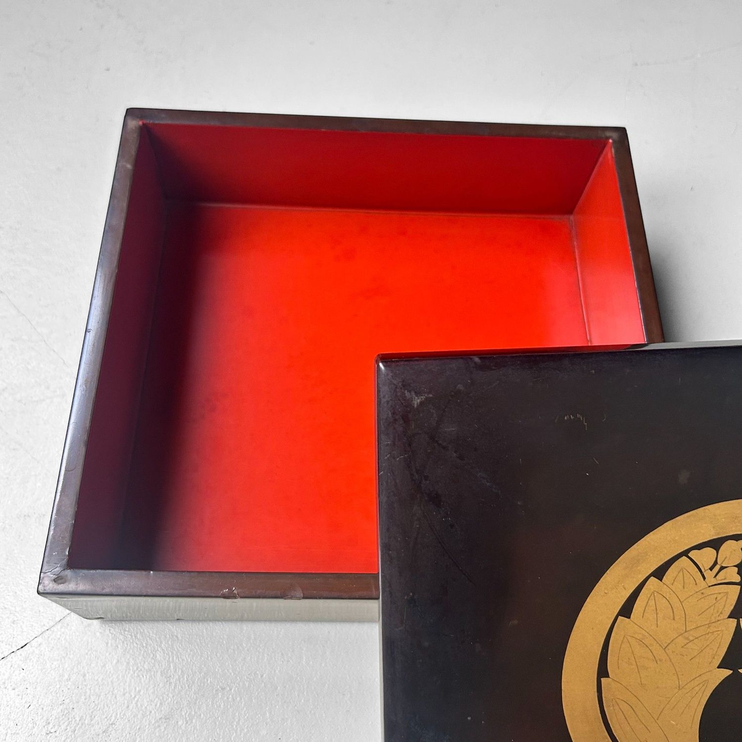 Japanse Lakwerk Doos met Kamon, 1950s