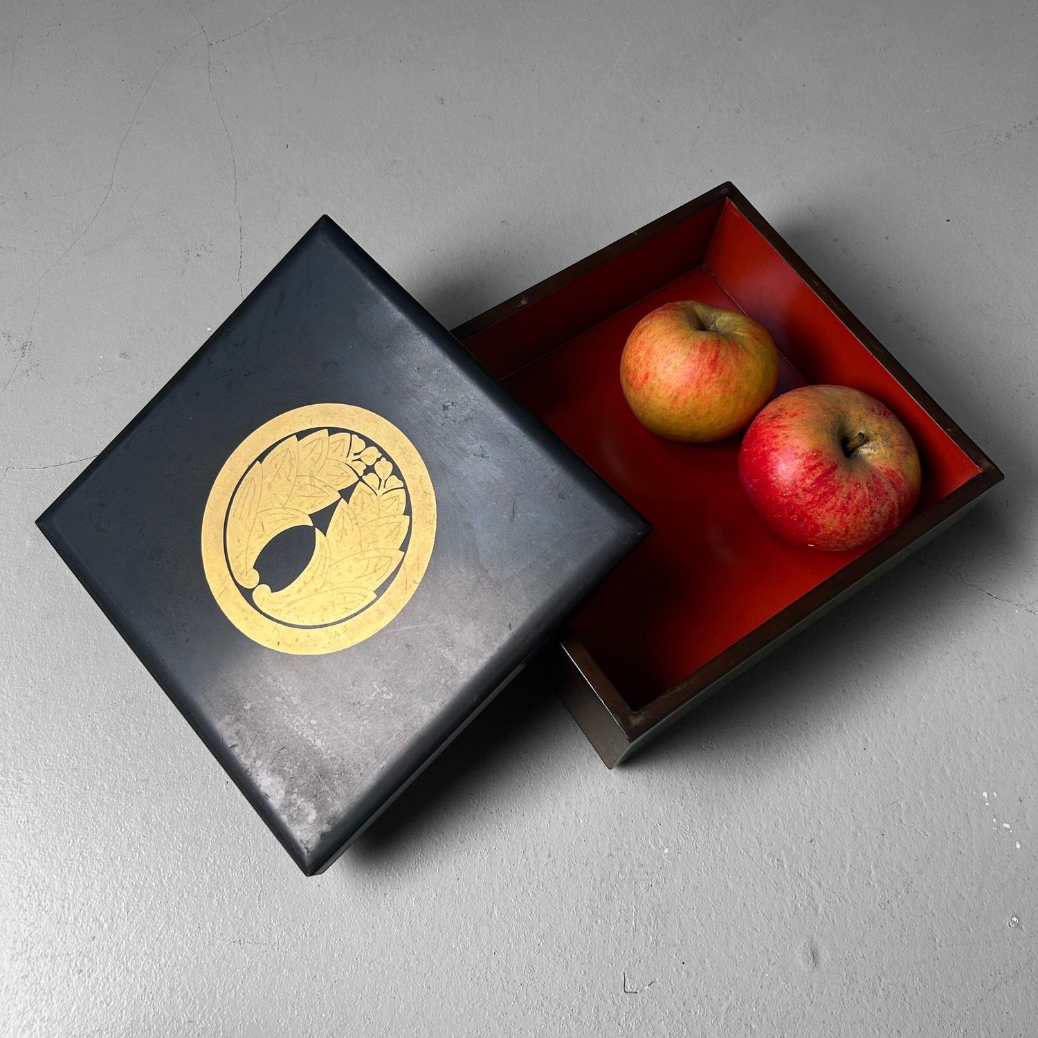 Japanse Lakwerk Doos met Kamon, 1950s