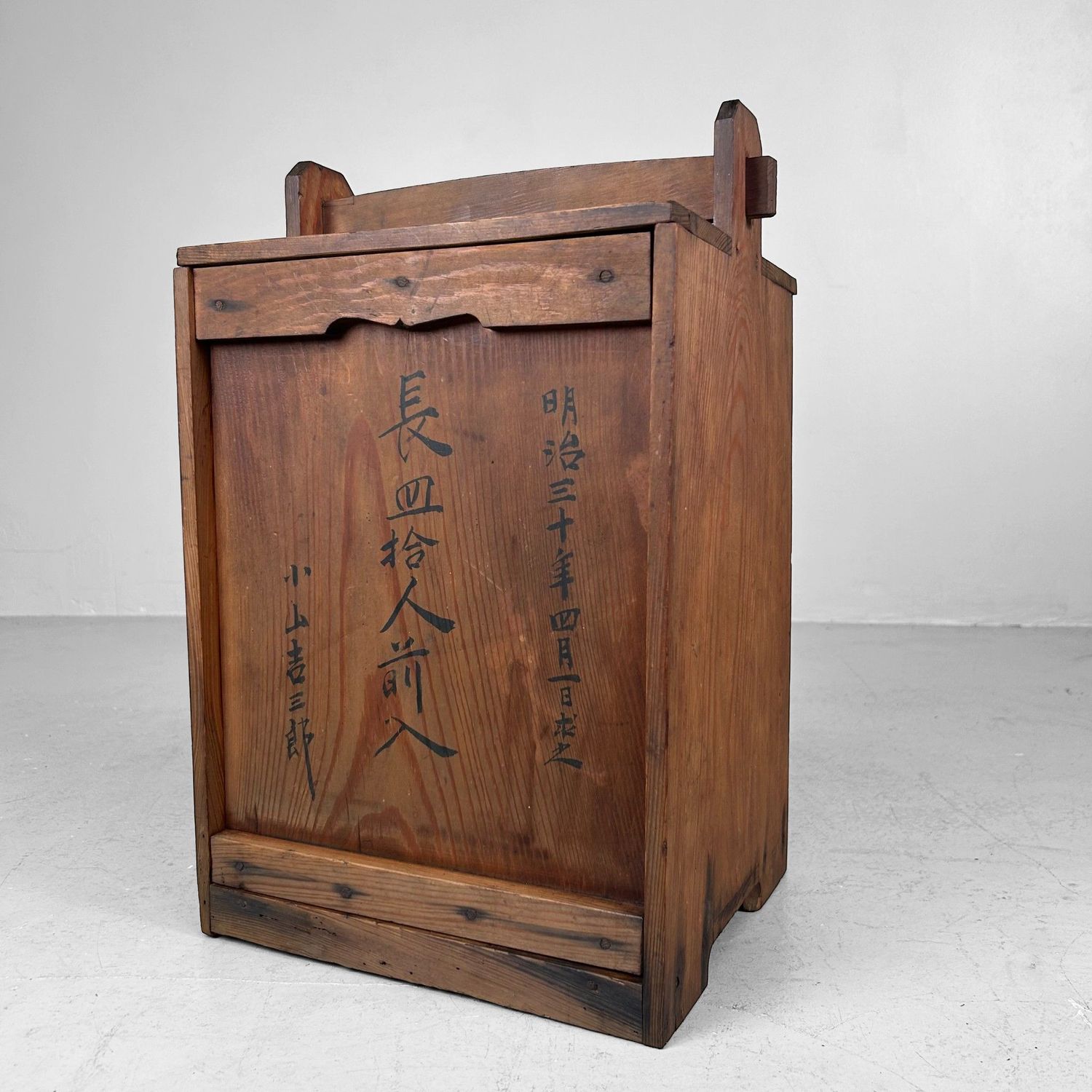 Sarabako (皿箱), Houten Draagkist / Opbergmeubel, Japan, 1897 Sarabako (皿箱), Houten Draagkist / Opbergmeubel, Japan, 1897