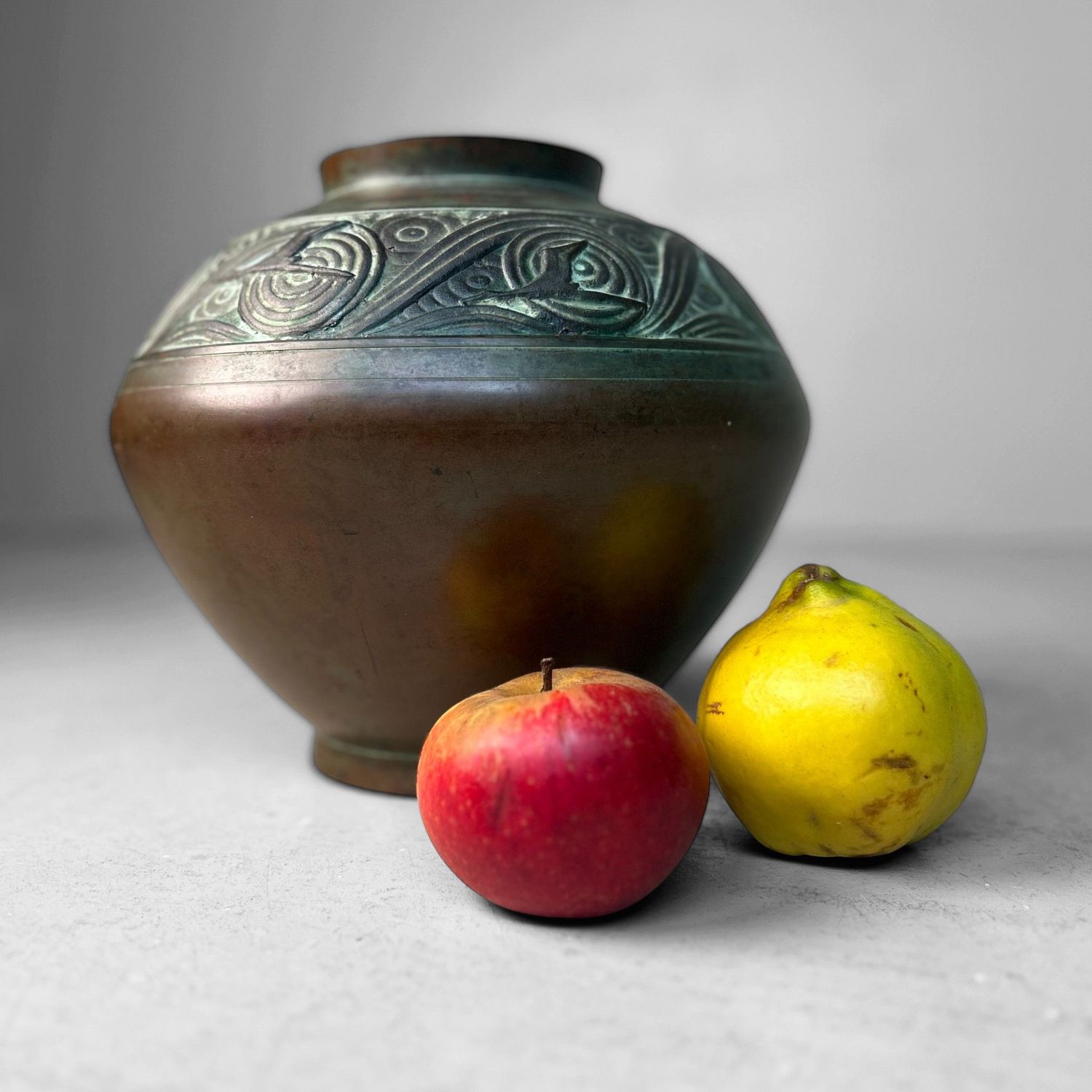 Japanse Bronzen vaas, Ikebana door Hannya Kankei, 1960s