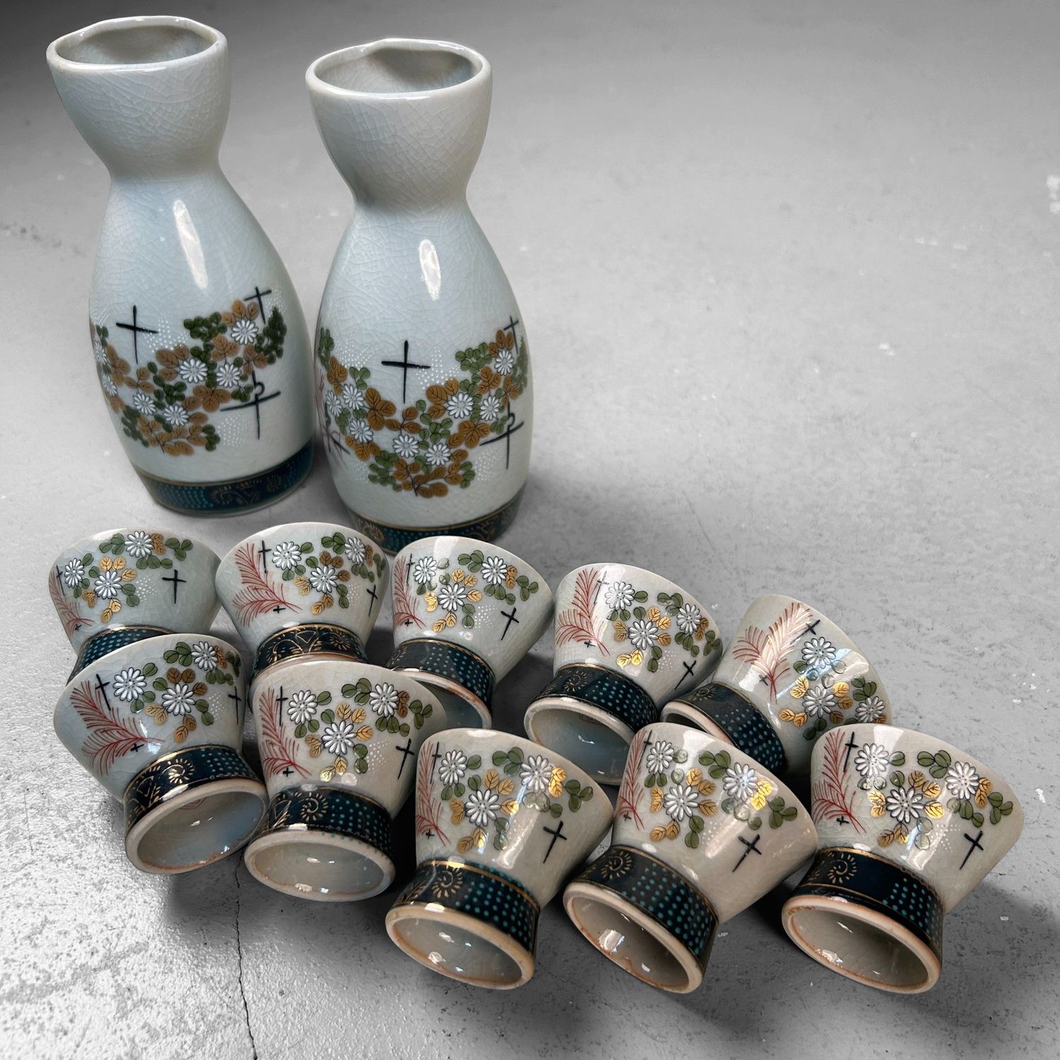 Kutani Sake Set with Floral and Gold Decoration, Japan, 1970s Kutani Sake Set with Floral and Gold Decoration, Japan, 1970s