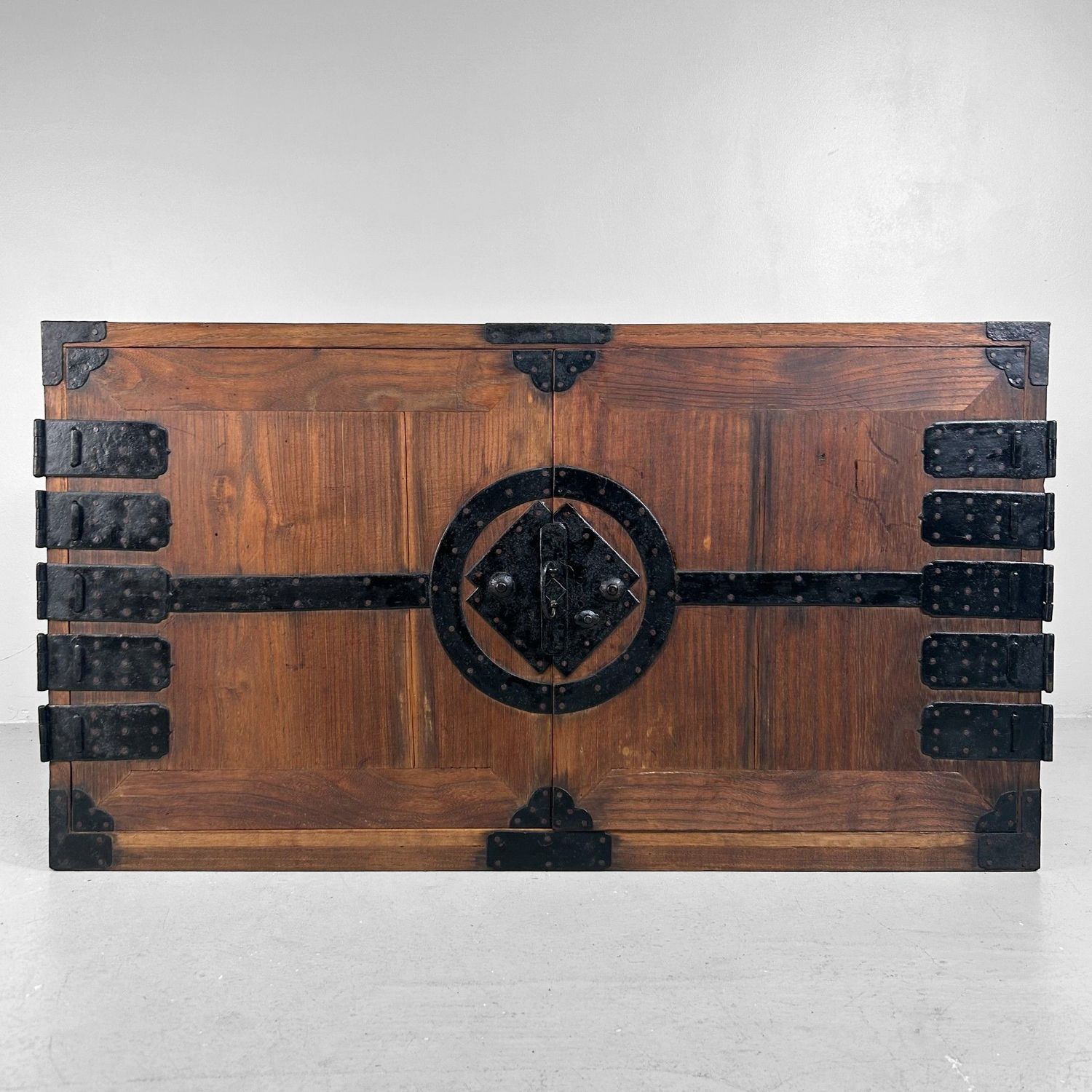 Antieke Japanse Ladekast (Tansu) met IJzeren Beslag, 1900s