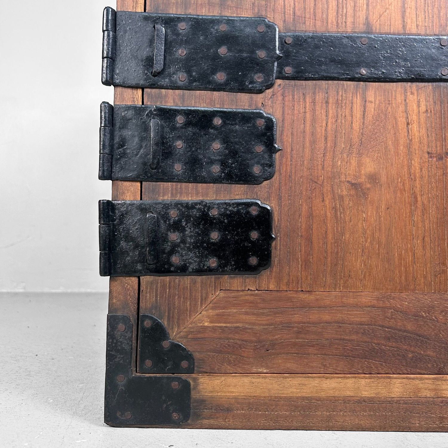 Antieke Japanse Ladekast (Tansu) met IJzeren Beslag, 1900s