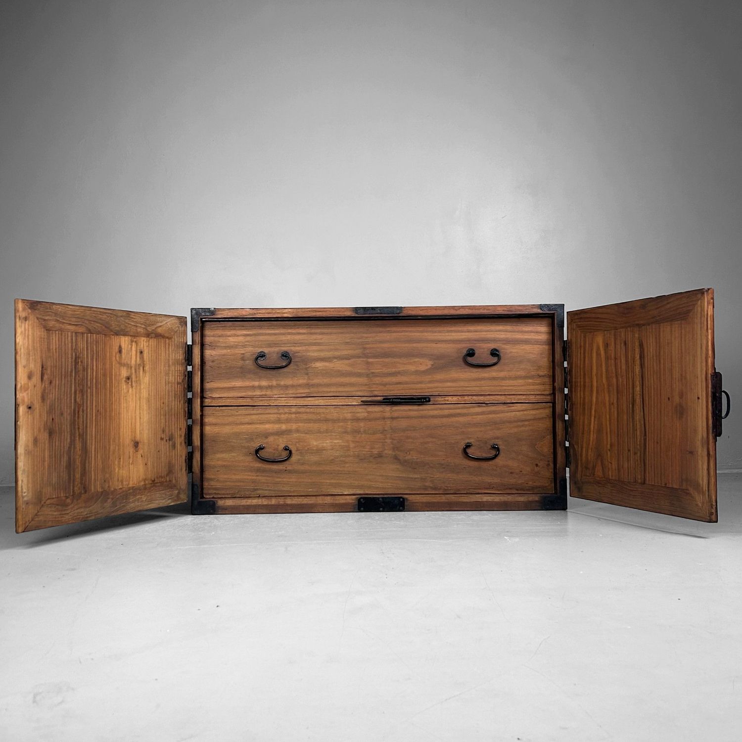 Antieke Japanse Ladekast (Tansu) met IJzeren Beslag, 1900s