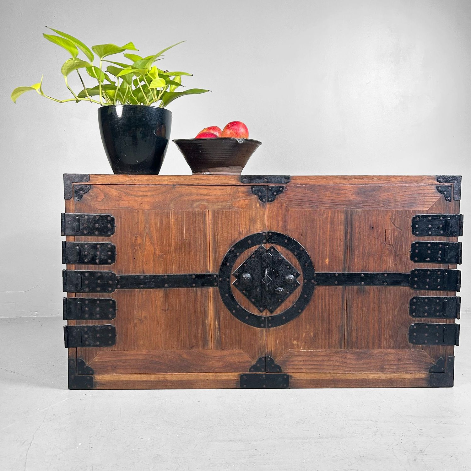 Antieke Japanse Ladekast (Tansu) met IJzeren Beslag, 1900s