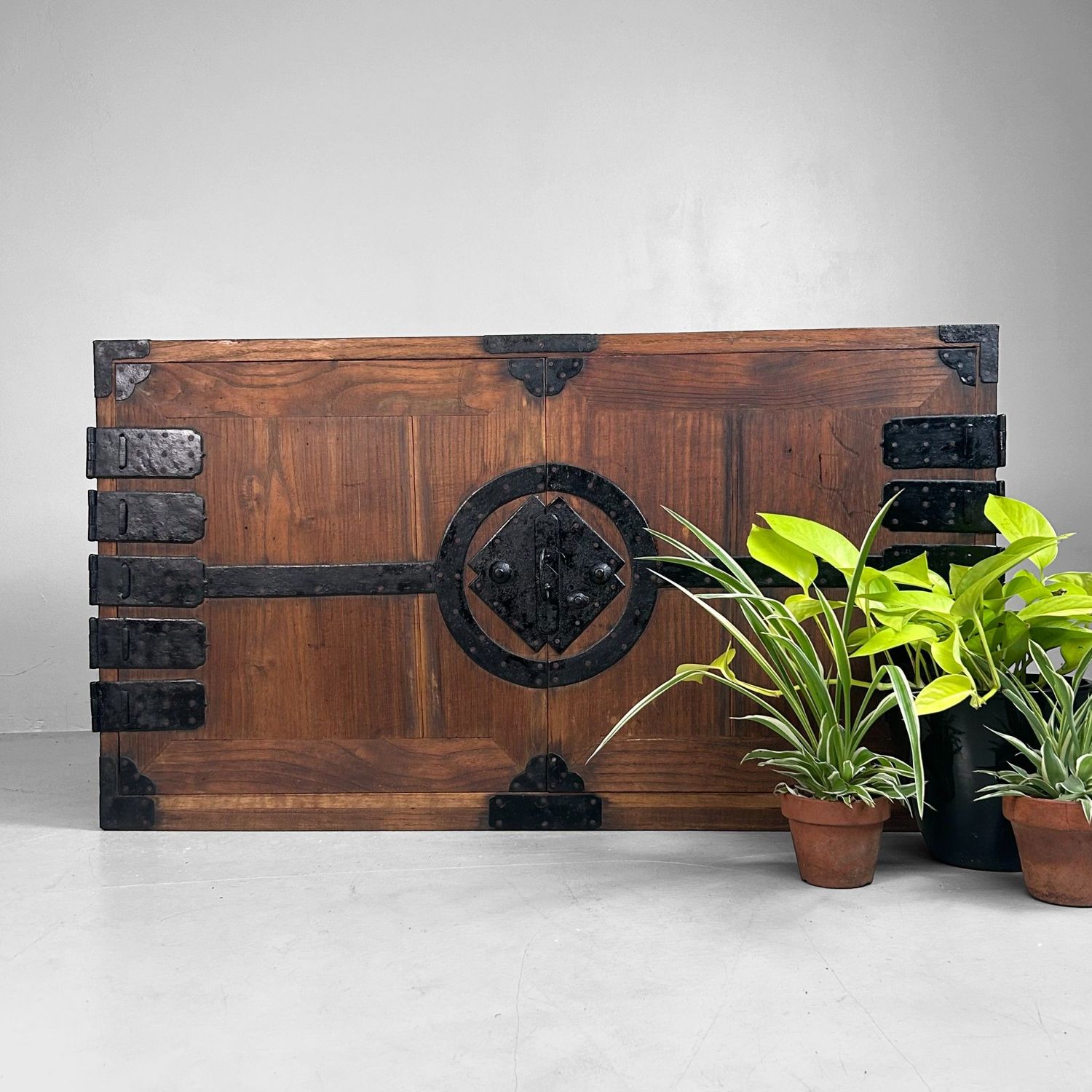 Antieke Japanse Ladekast (Tansu) met IJzeren Beslag, 1900s