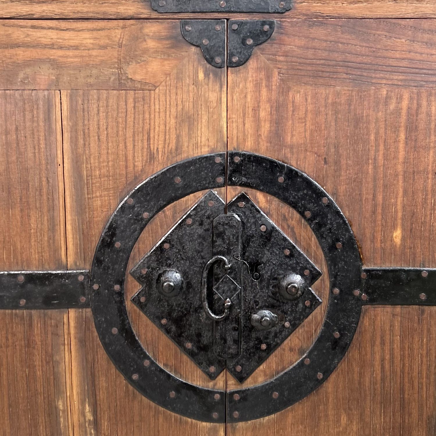 Antieke Japanse Ladekast (Tansu) met IJzeren Beslag, 1900s