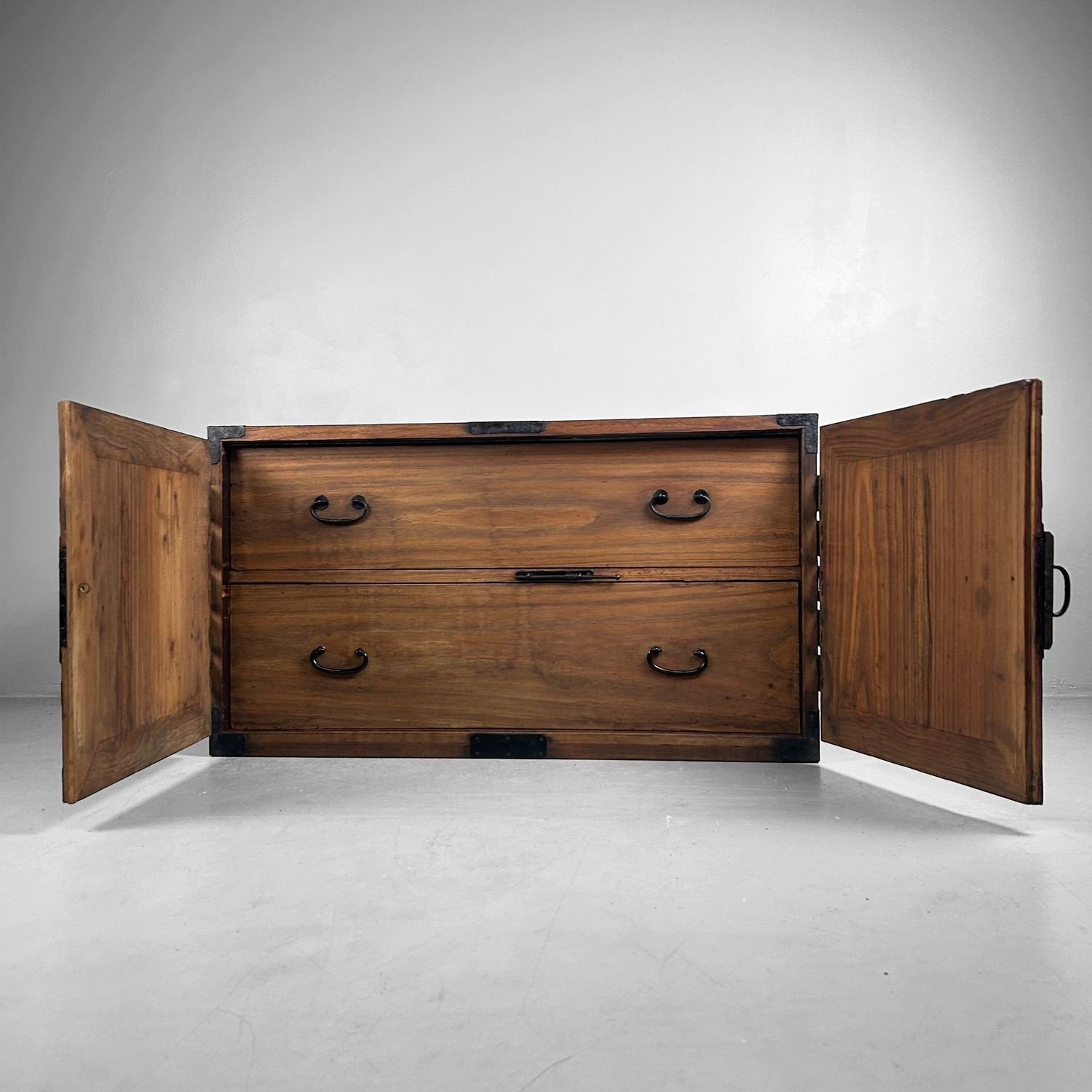 Antieke Japanse Ladekast (Tansu) met IJzeren Beslag, 1900s