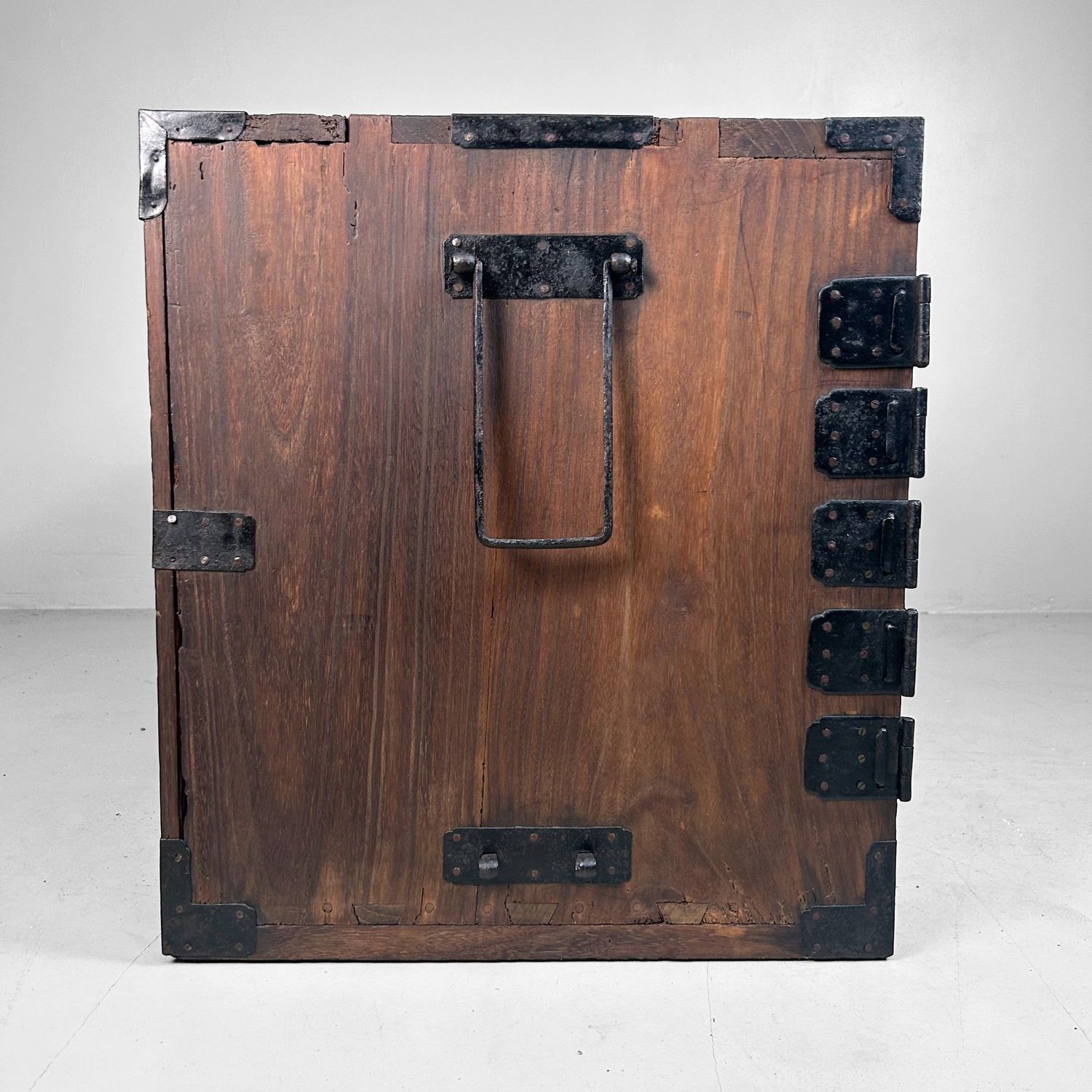 Antieke Japanse Ladekast (Tansu) met IJzeren Beslag, 1900s