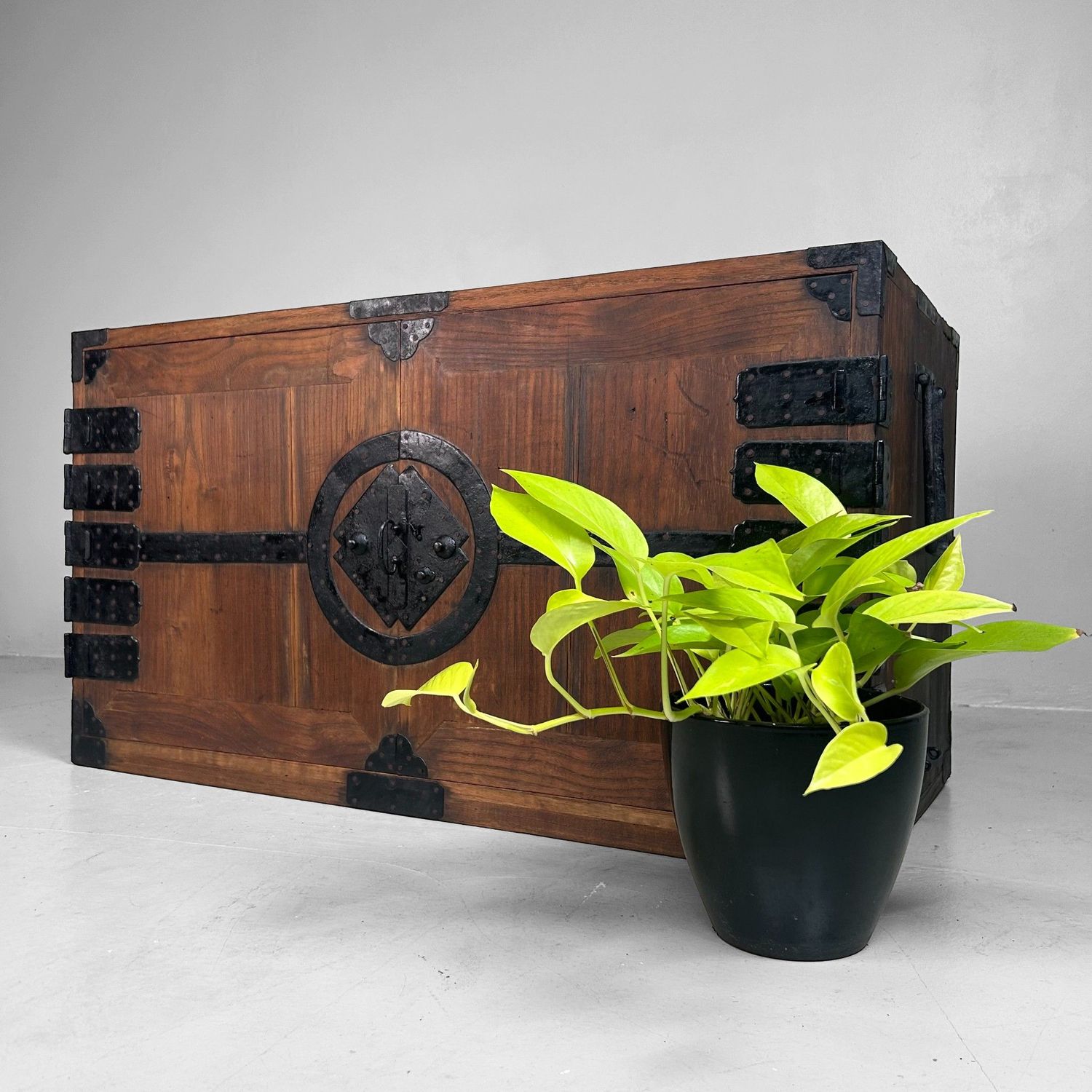 Antieke Japanse Ladekast (Tansu) met IJzeren Beslag, 1900s