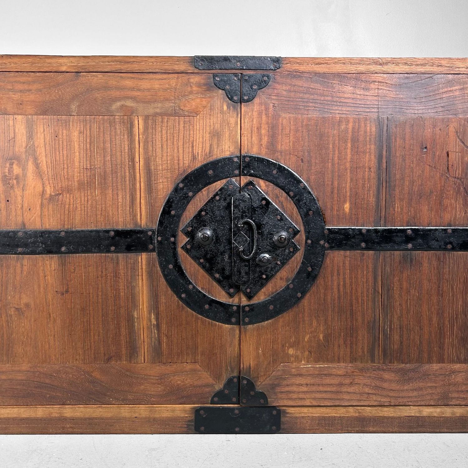 Antieke Japanse Ladekast (Tansu) met IJzeren Beslag, 1900s