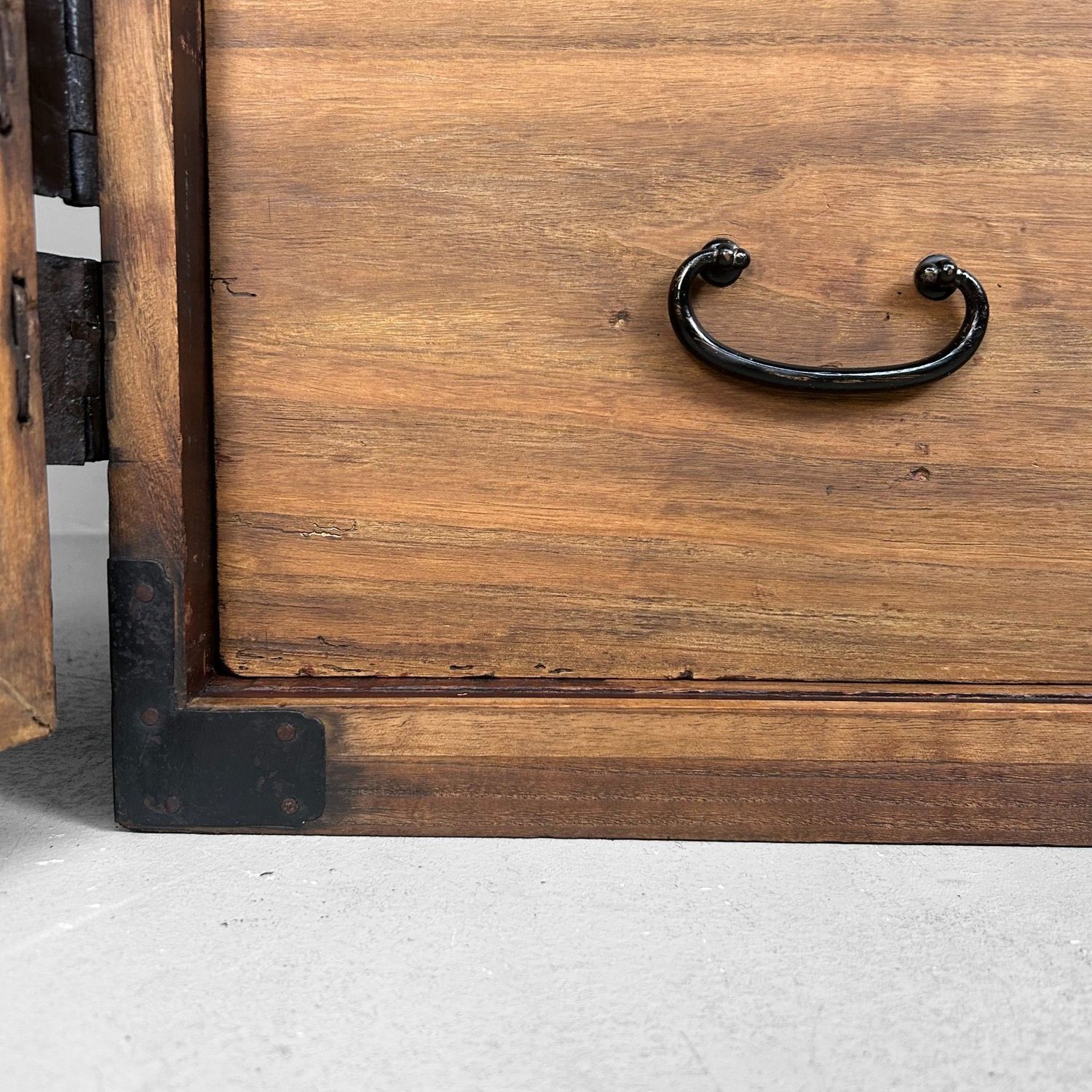 Antieke Japanse Ladekast (Tansu) met IJzeren Beslag, 1900s