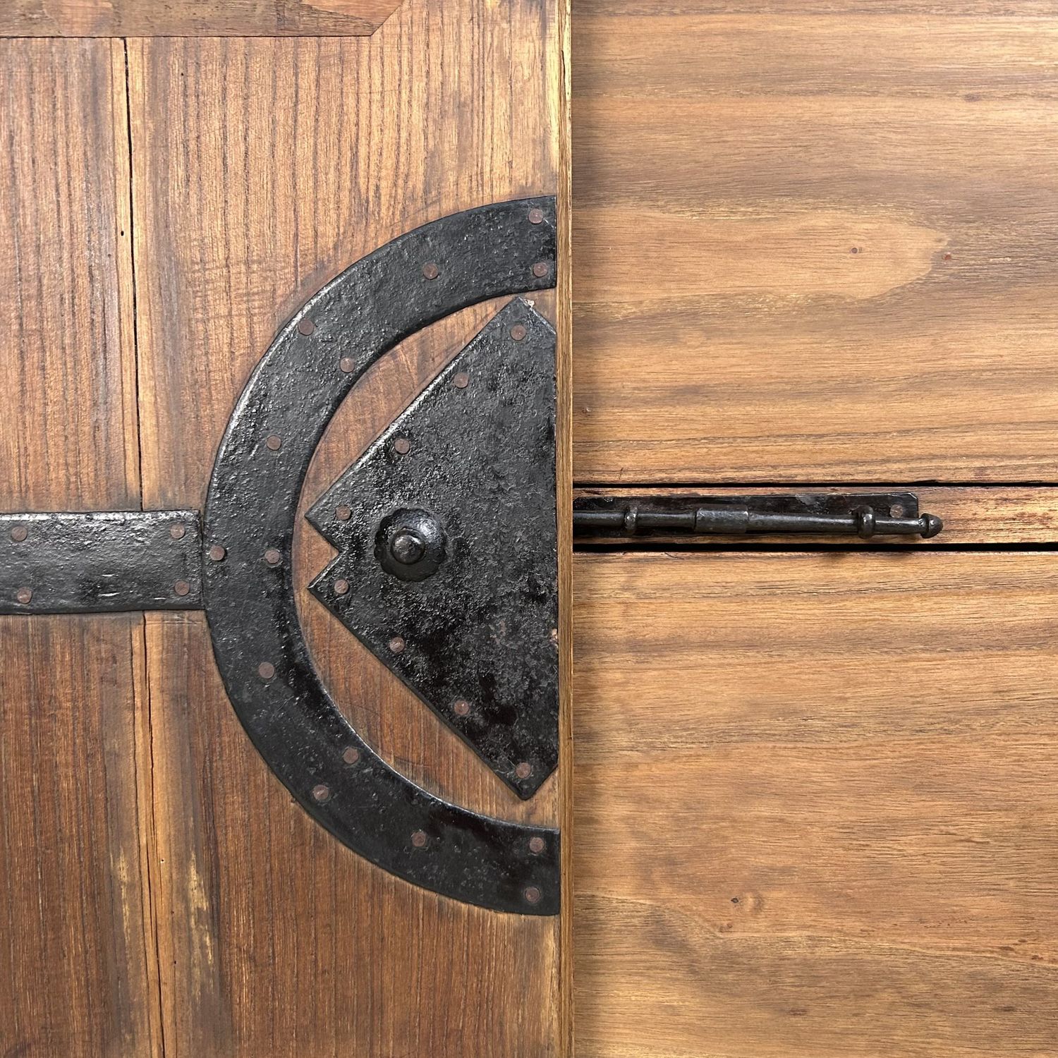 Antieke Japanse Ladekast (Tansu) met IJzeren Beslag, 1900s