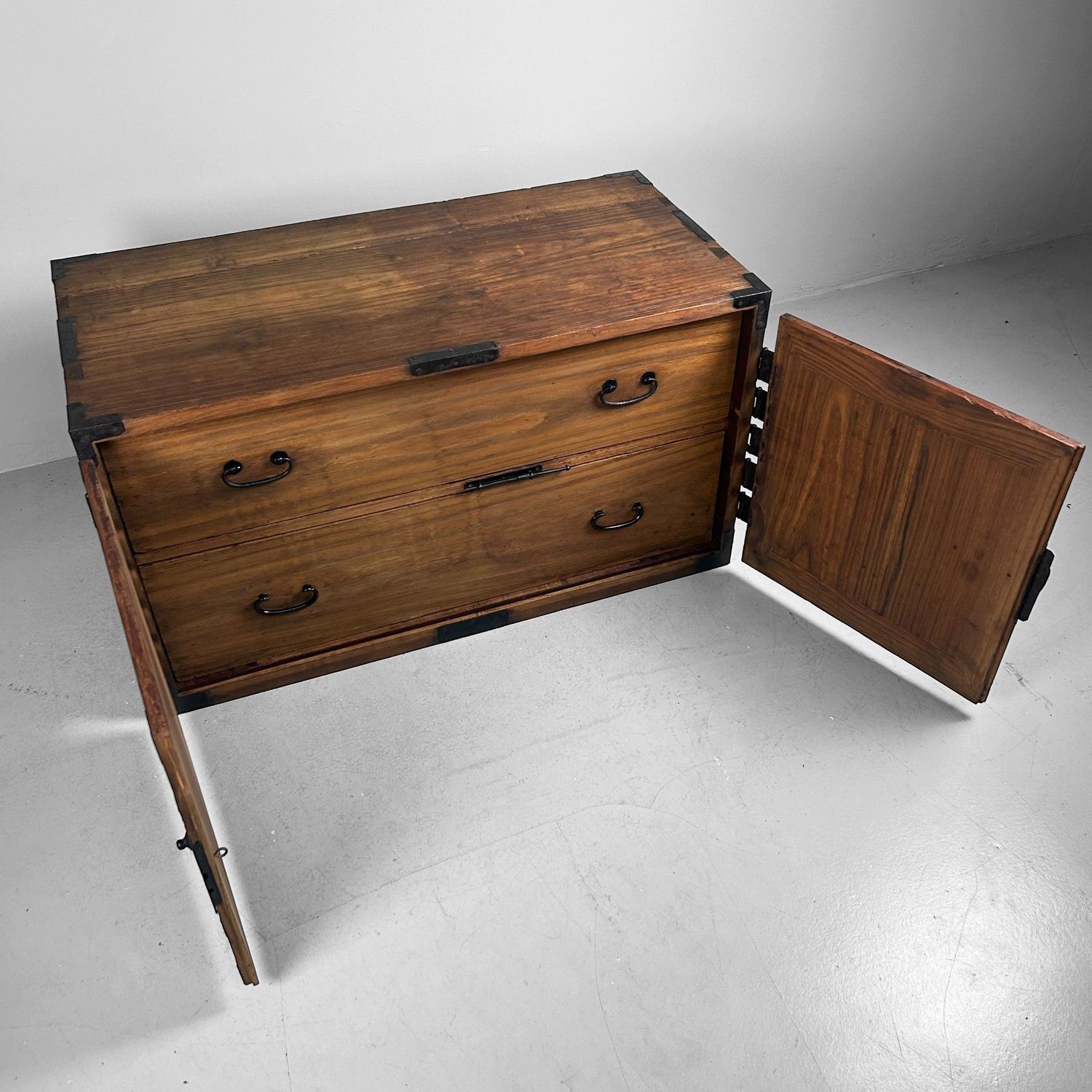 Antieke Japanse Ladekast (Tansu) met IJzeren Beslag, 1900s