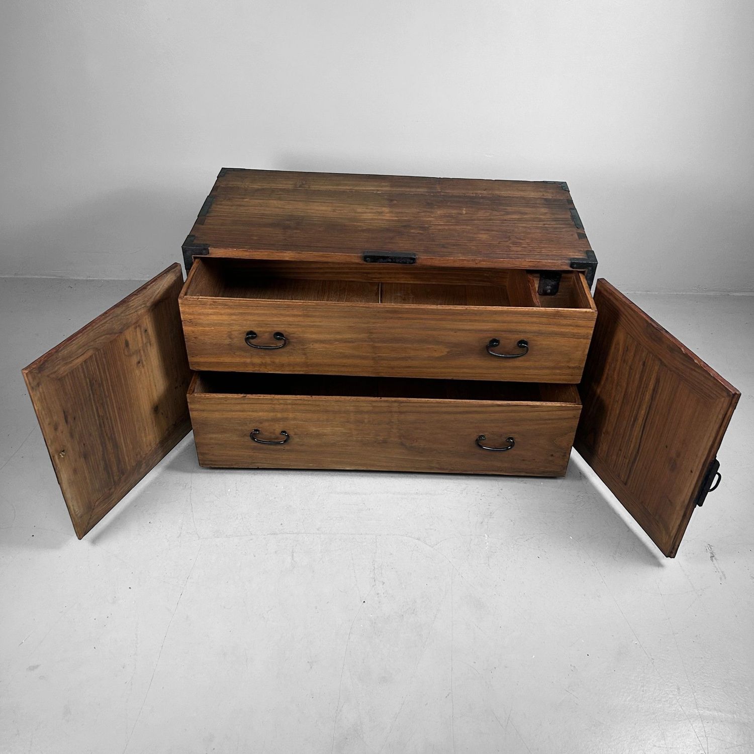 Antieke Japanse Ladekast (Tansu) met IJzeren Beslag, 1900s